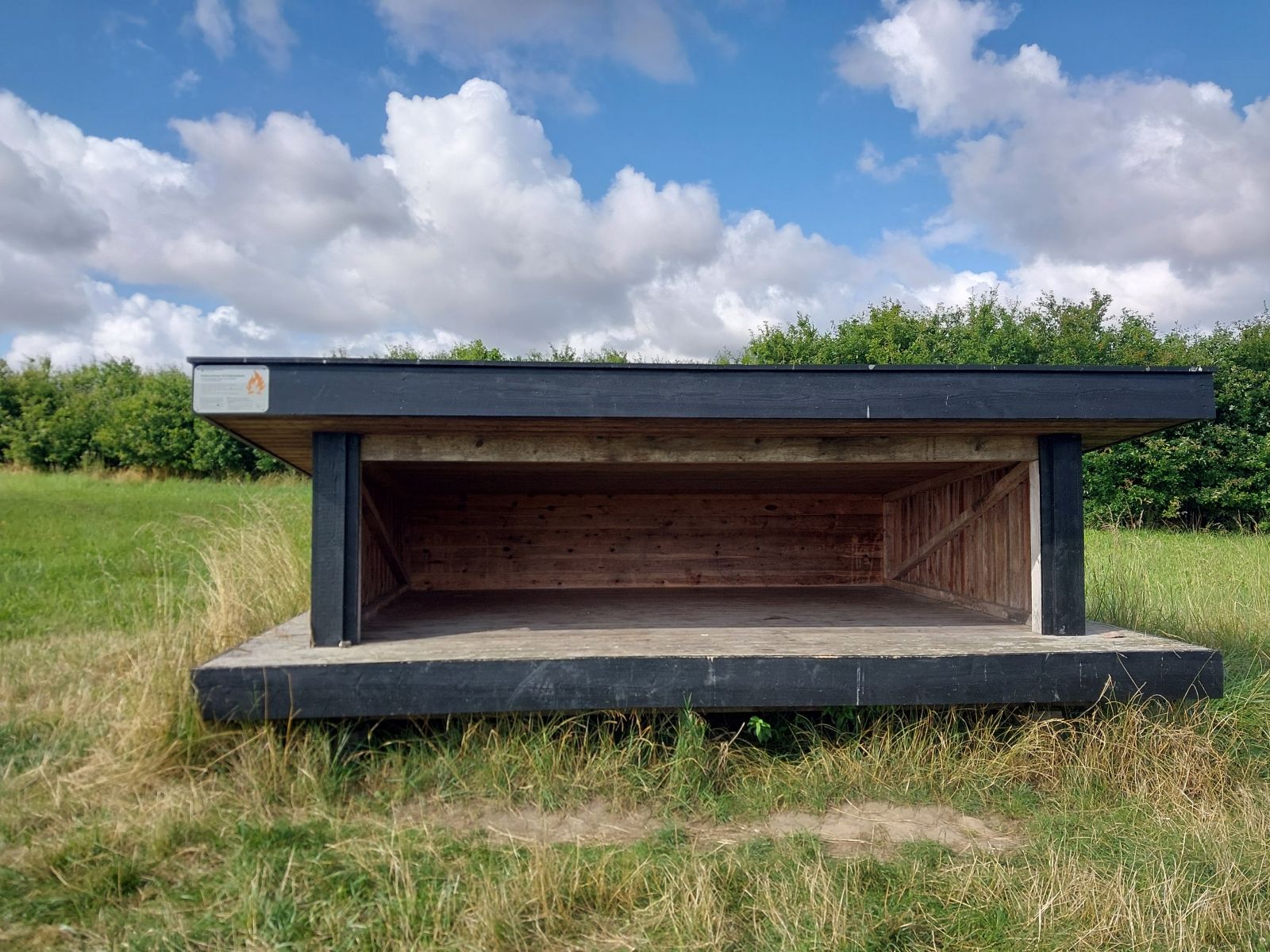 Sort shelter set mod åbningen