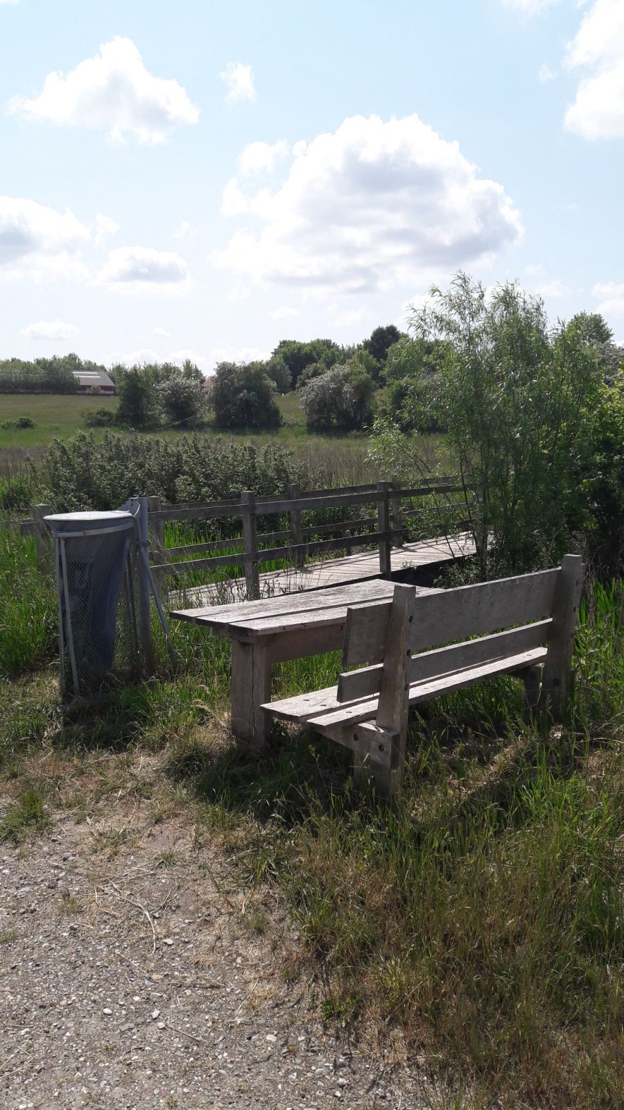 Bord og bænksæt ved Hovby Eng