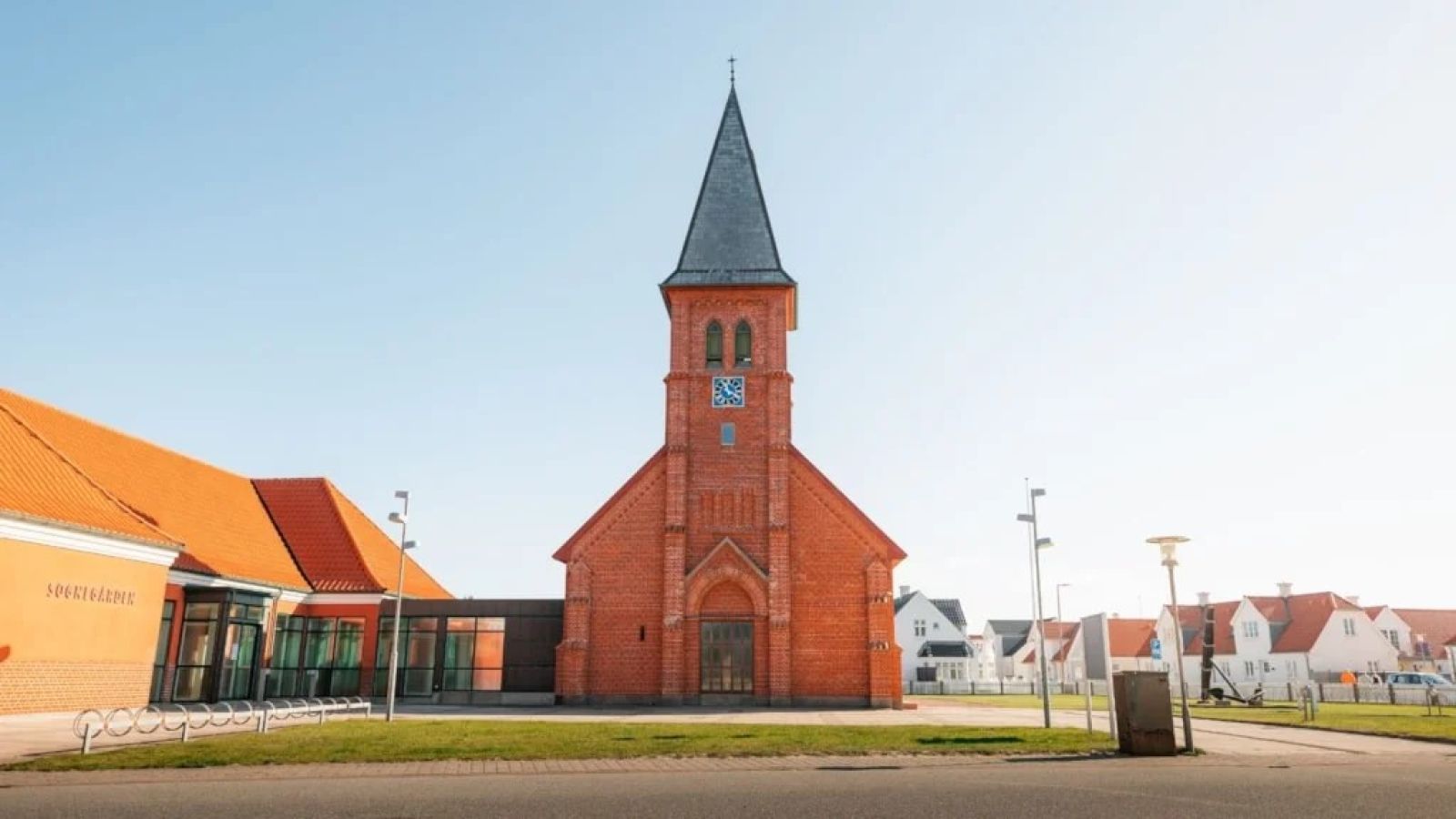 Løkken kirke ved Præstevangen.