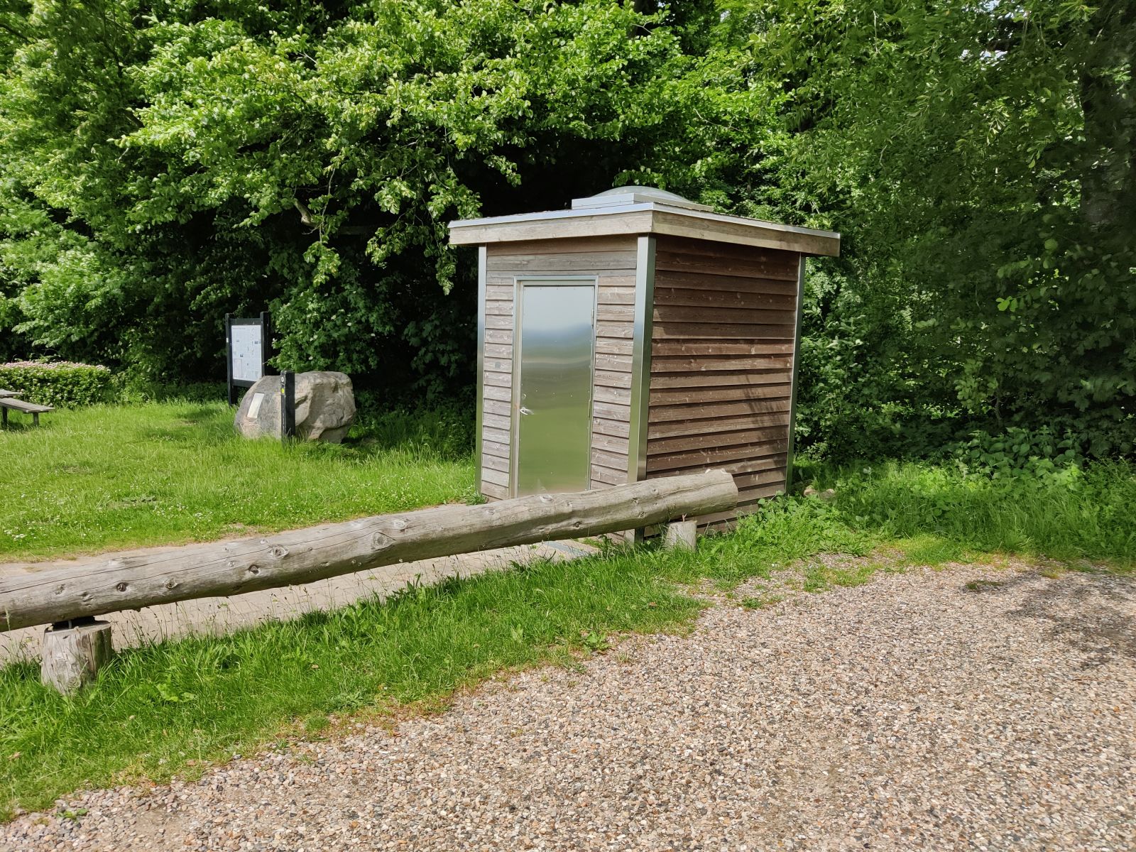 Adgangsvejen til toilettet er grusbelagt