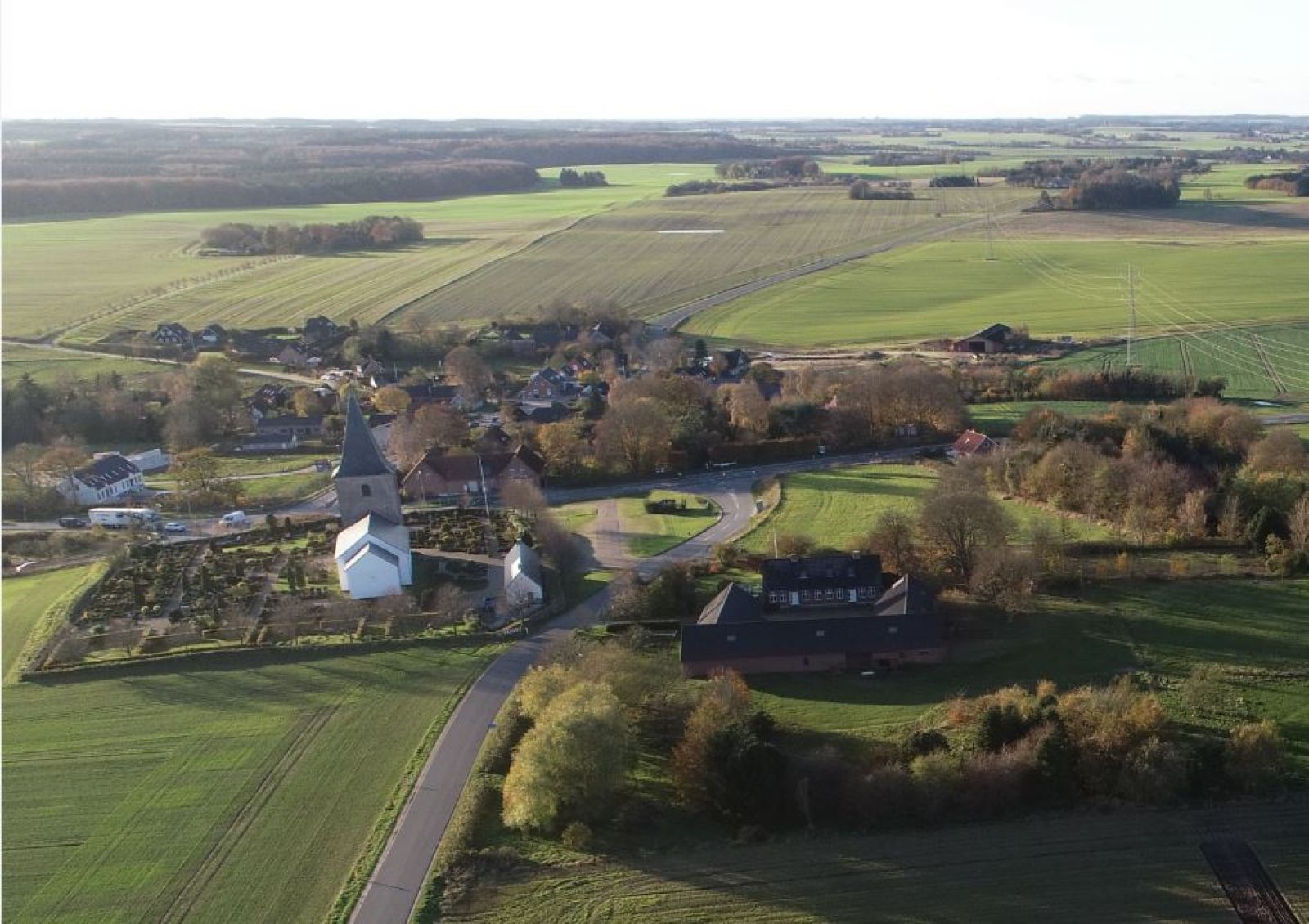 Dronefoto af Haldum med kirken i centrum
