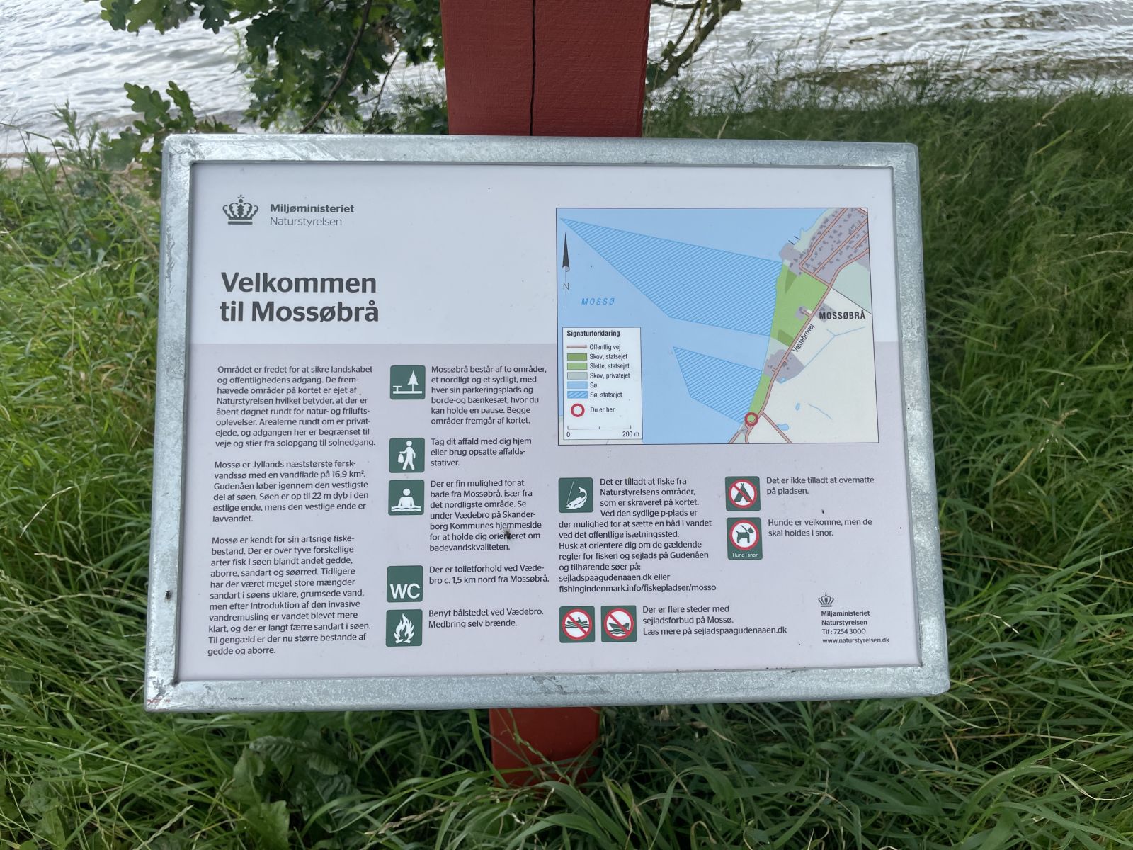 Skilt med info om adfærd og kort