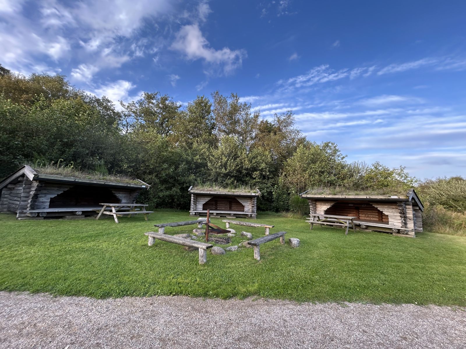 Foto af de 3 shelters med bålplads
