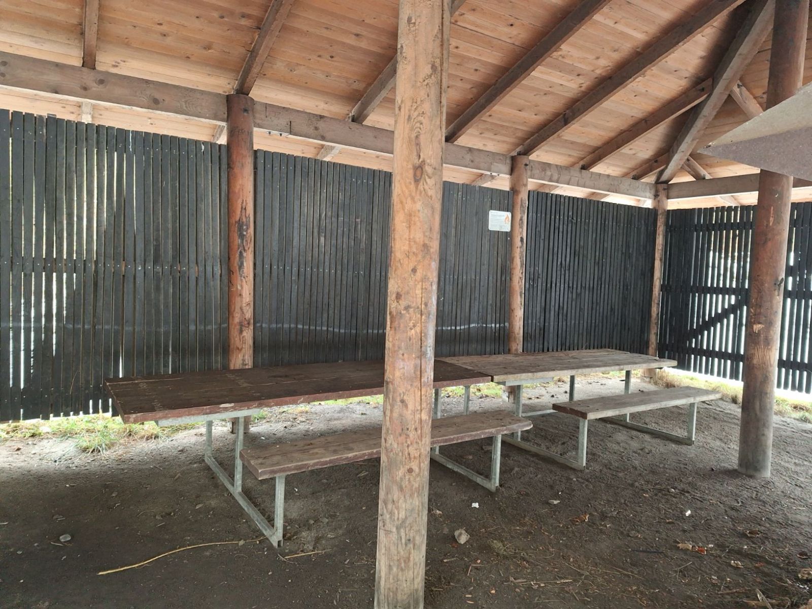 De to kørestolsvenlige bordebænkesæt med plads til i alt fire kørestolsbrugere. 