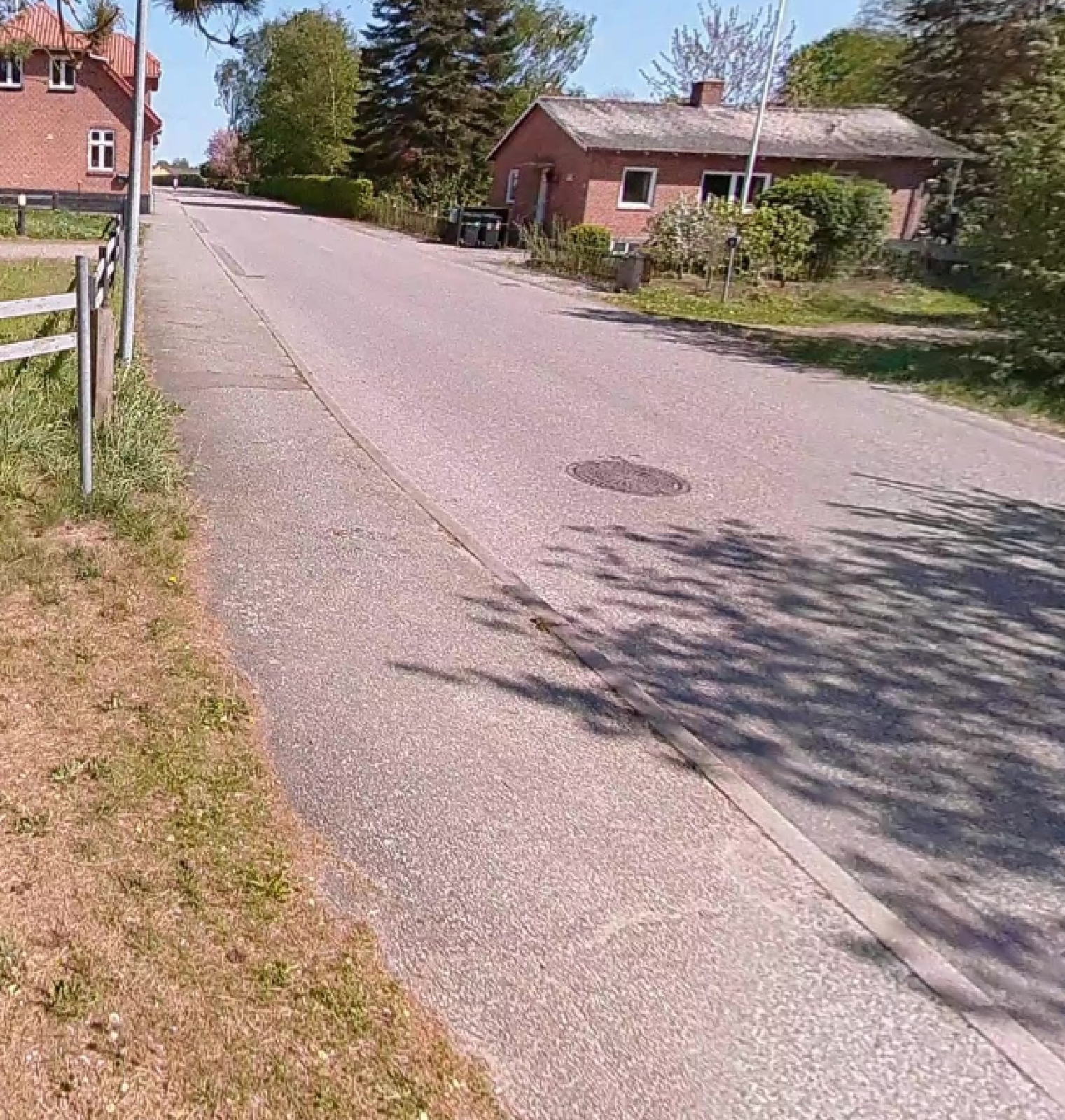 landevej med asfaltsfortov med kantsten. 