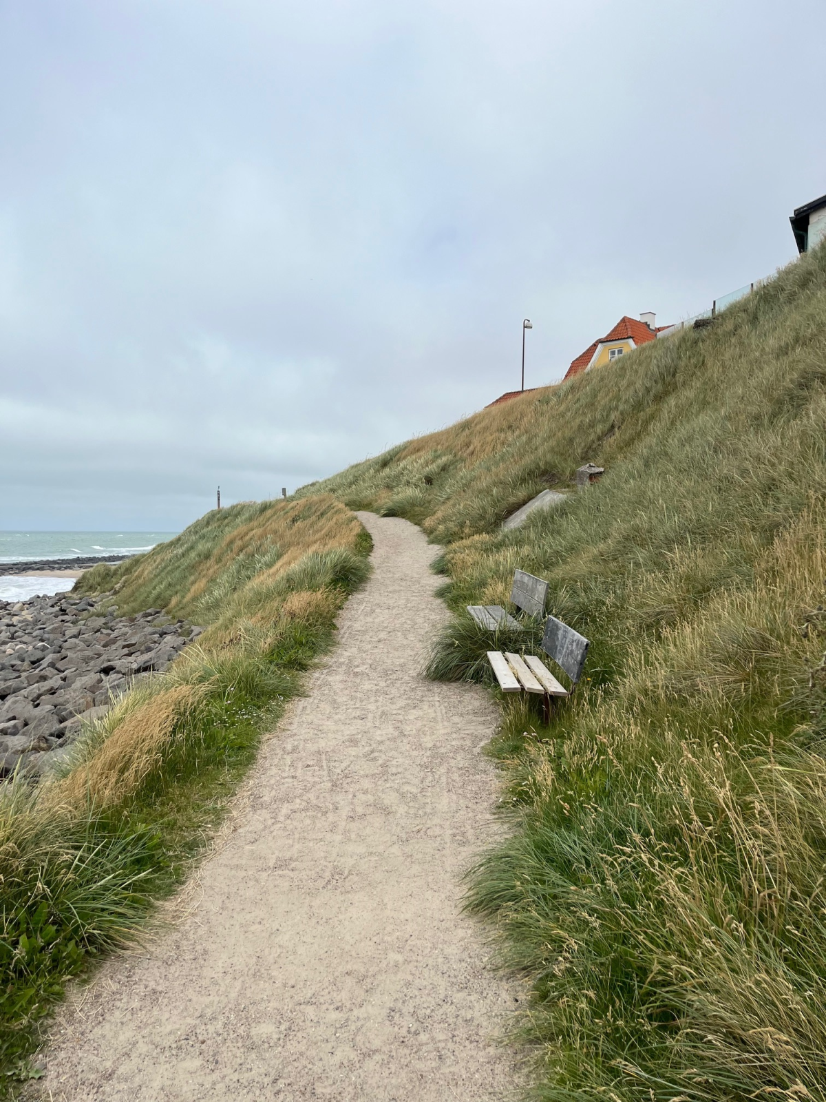 Fra bækslugten mod Vigen vil man gå parallelt med stranden. Man vil her gå på grusvej, der minder om slotsgrus. Som vist vil der være pausesteder på ruten.