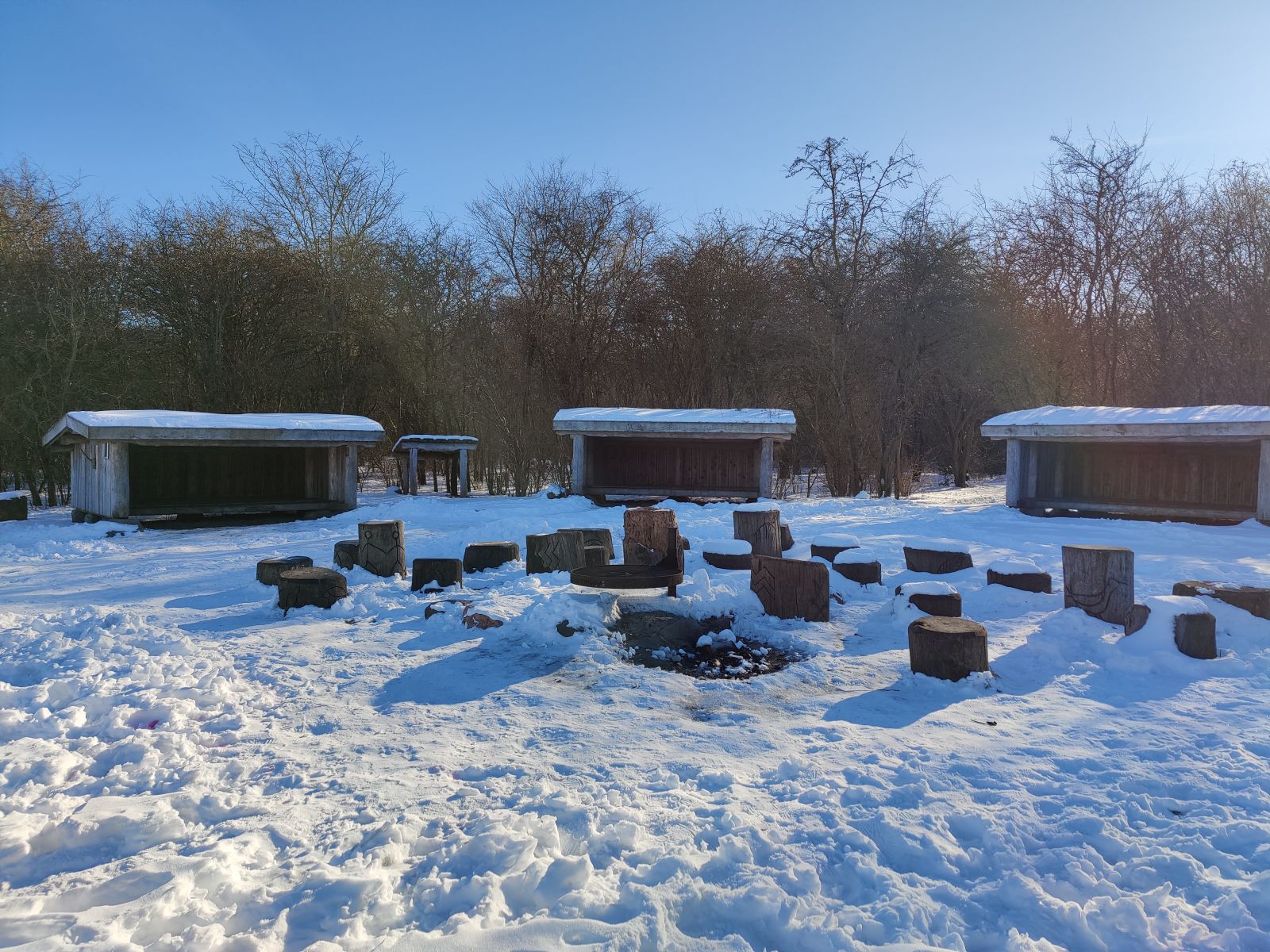 Shelterplads med tre sheltere