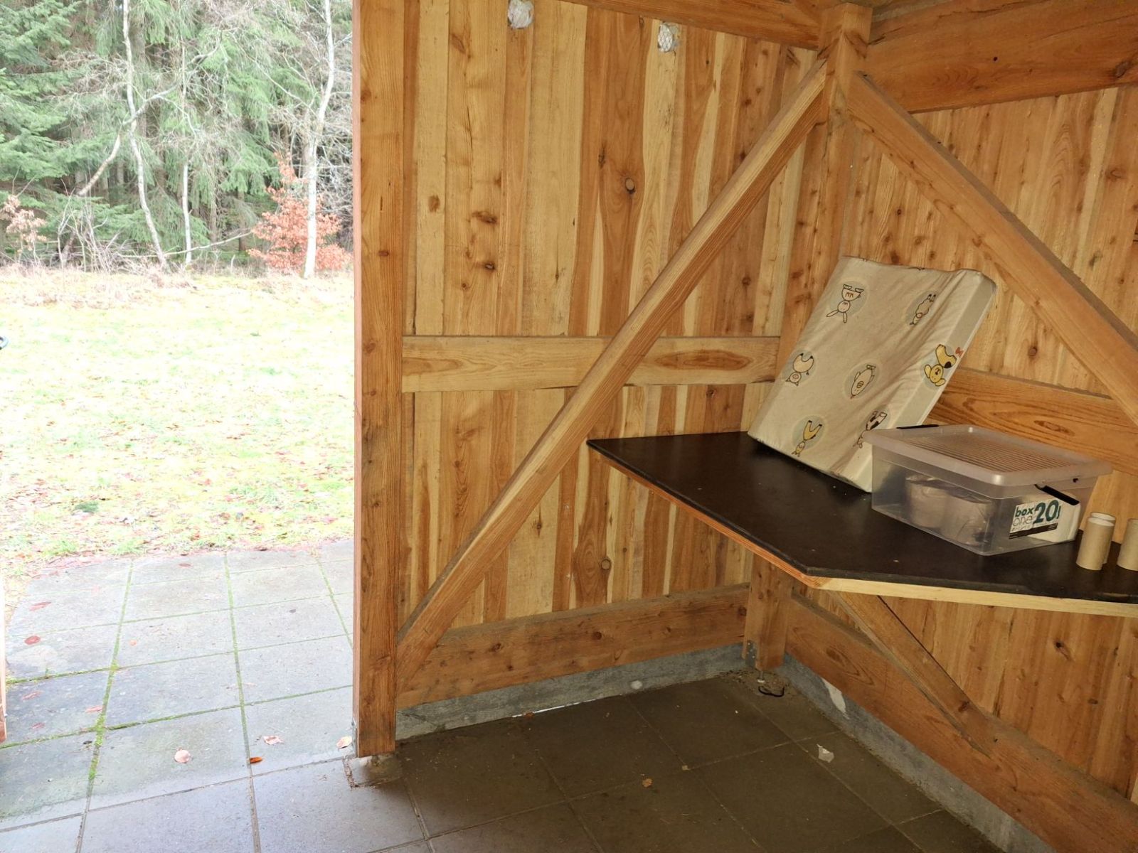 Puslebordet til højre for døråbningen