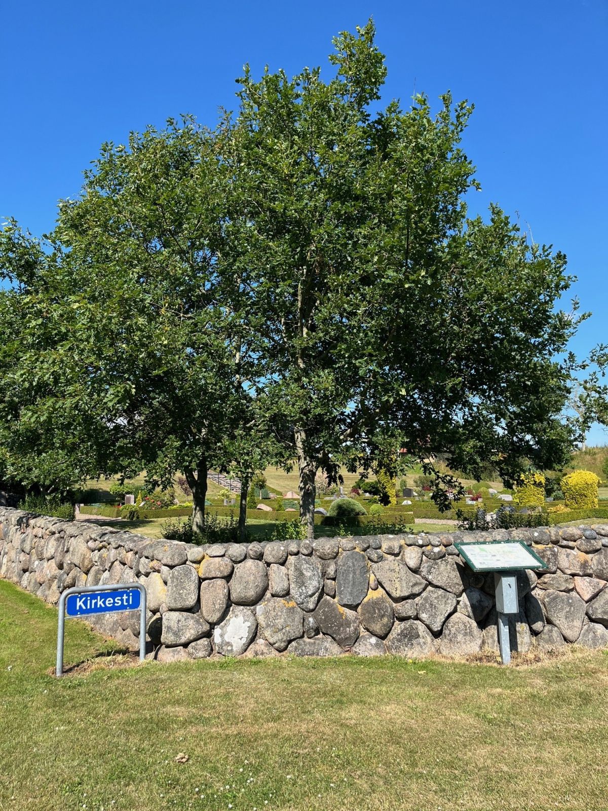 Stendige ved Jelstrup Kirke, skiltning for Kirkestien og kortbord. 