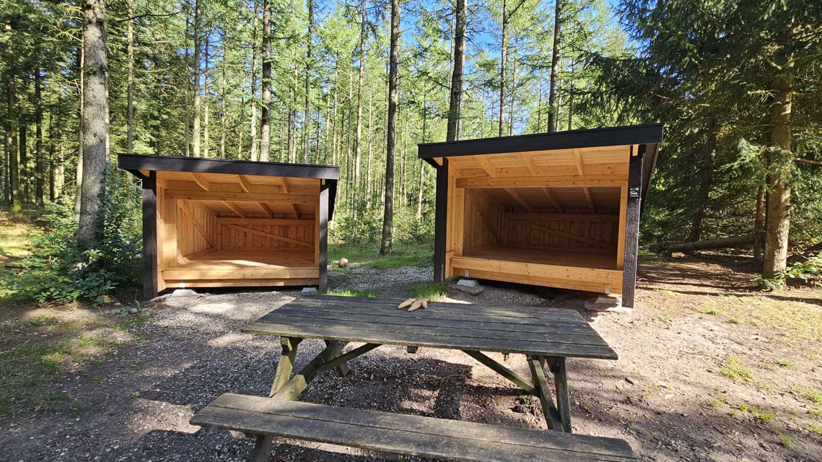 Bordebænkesæt ved de to shelters