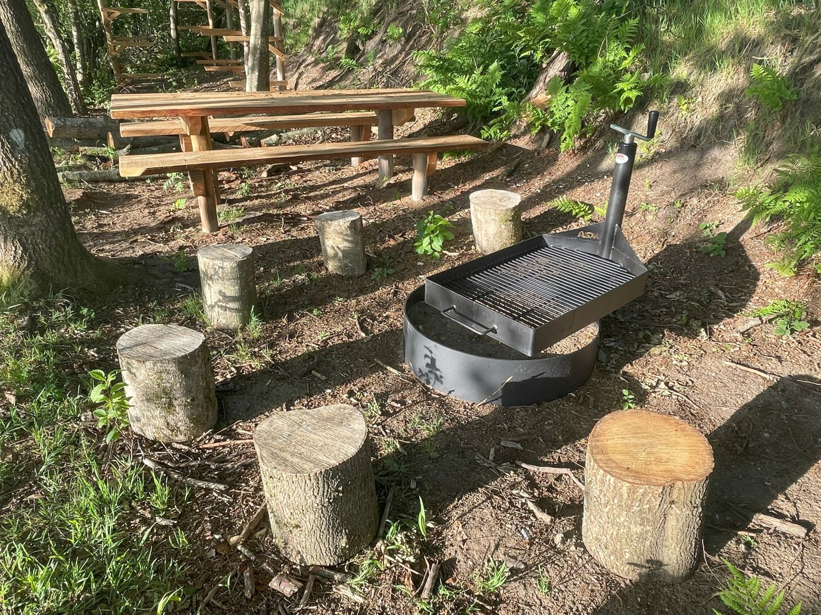 Ved hver shelter er der et bålsted med grillrist og bord/bænke
