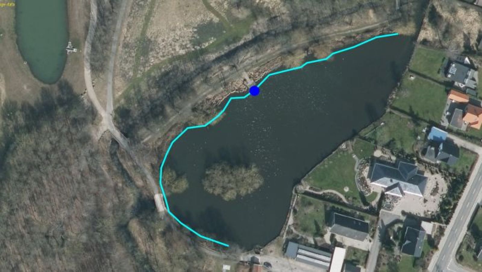 Fiskeplatformen har et lille bord og bænk. Der er en sænkning i rækværket for at lette fiskeri fra rullestol. Der er adgang direkte ud på platformen fra grusstien langs søen.