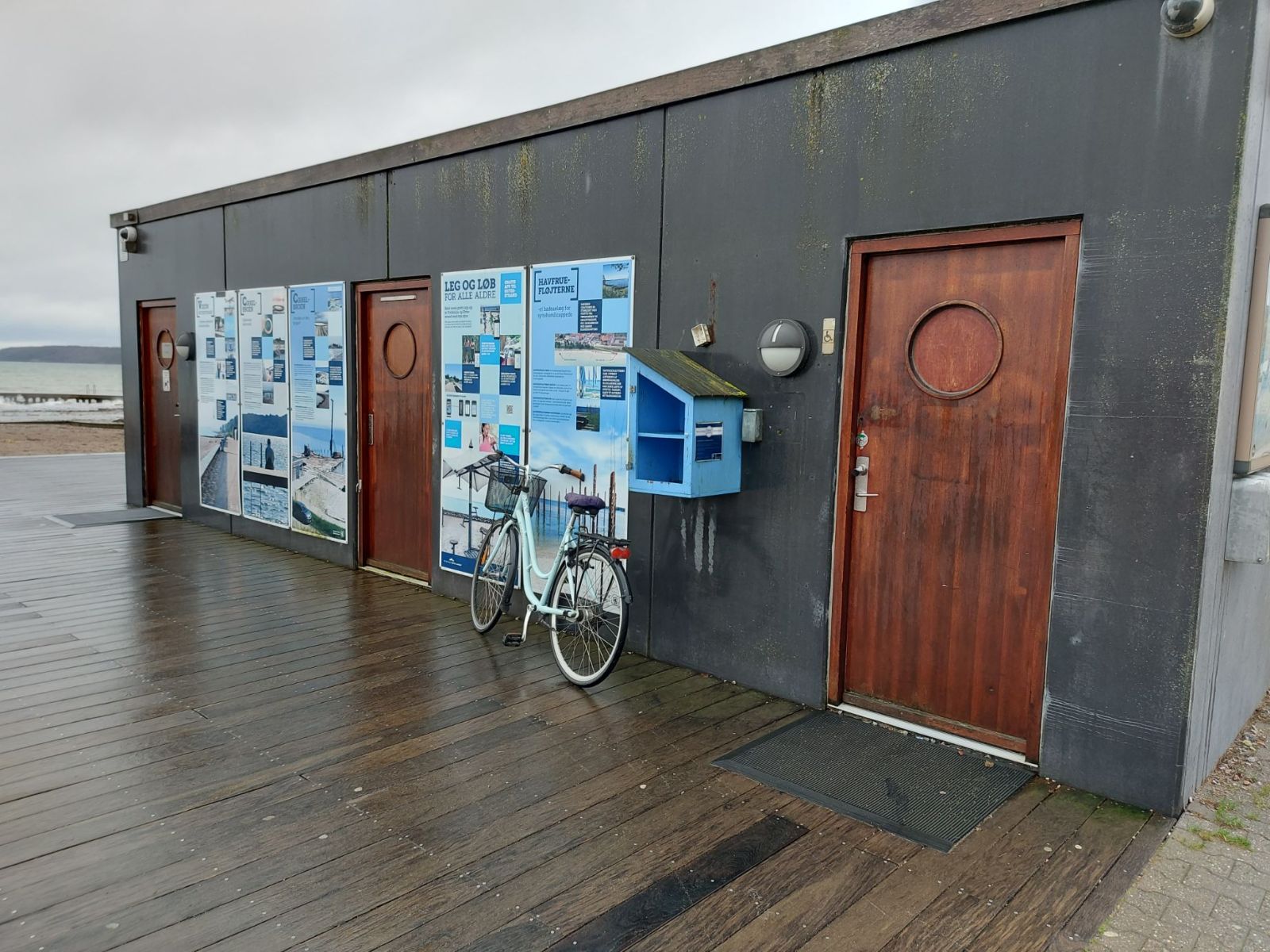 Toiletbygning på Østerstrand, betonbygning med trædøre.