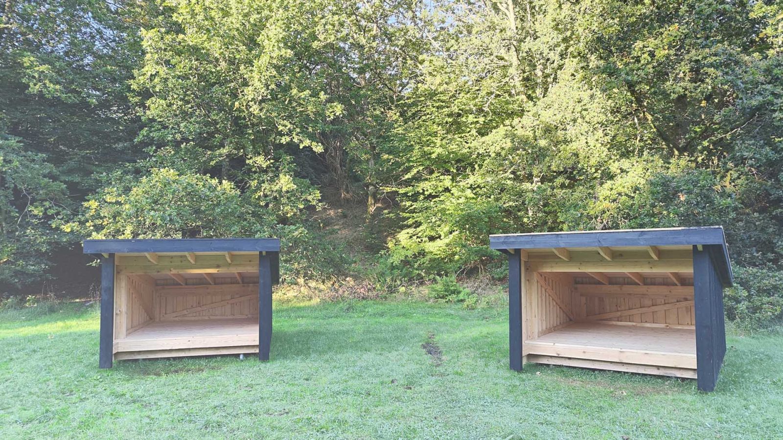 De to shelters set forfra