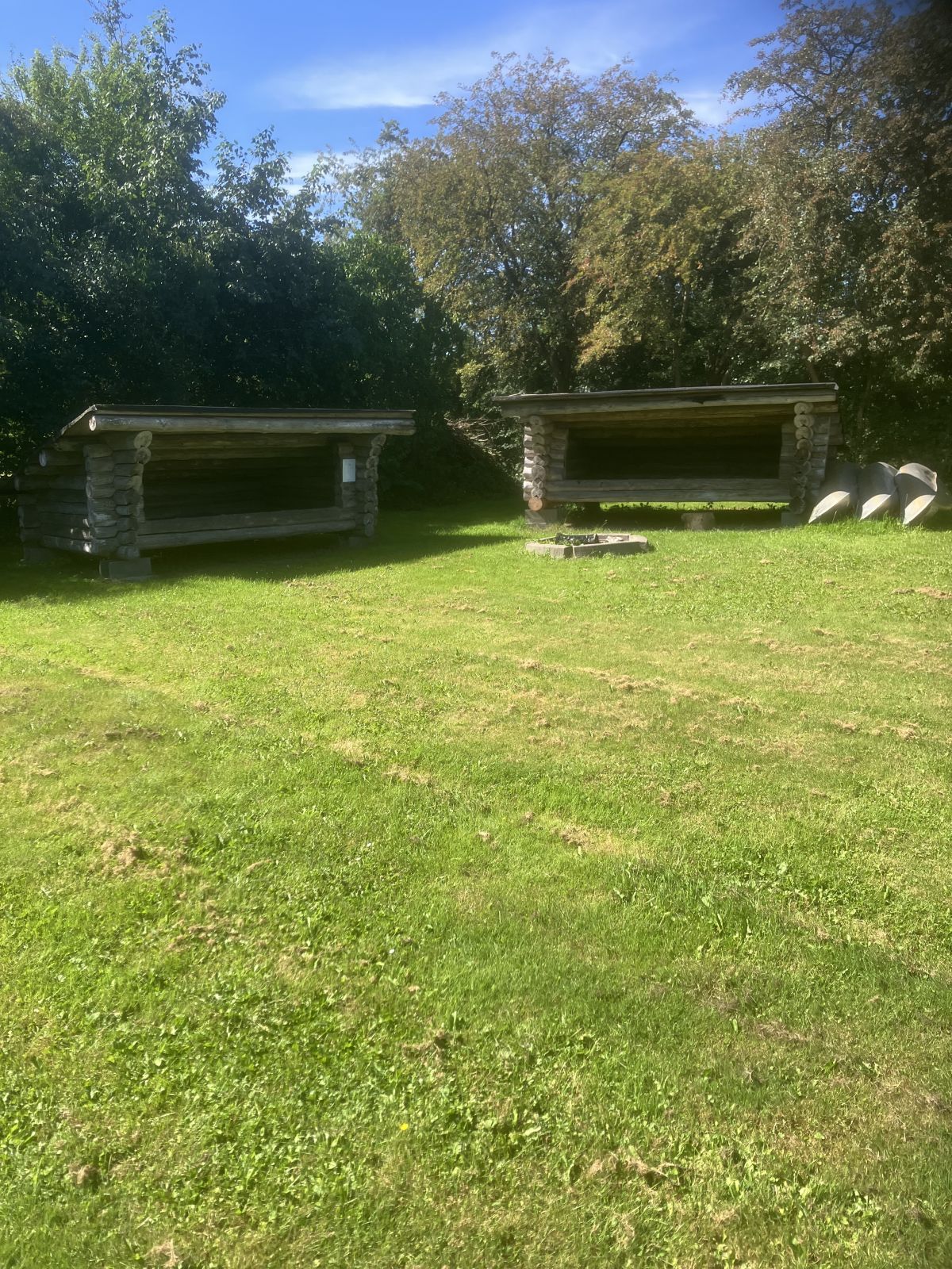 2 shelters med bålsted og bordbænk sæt