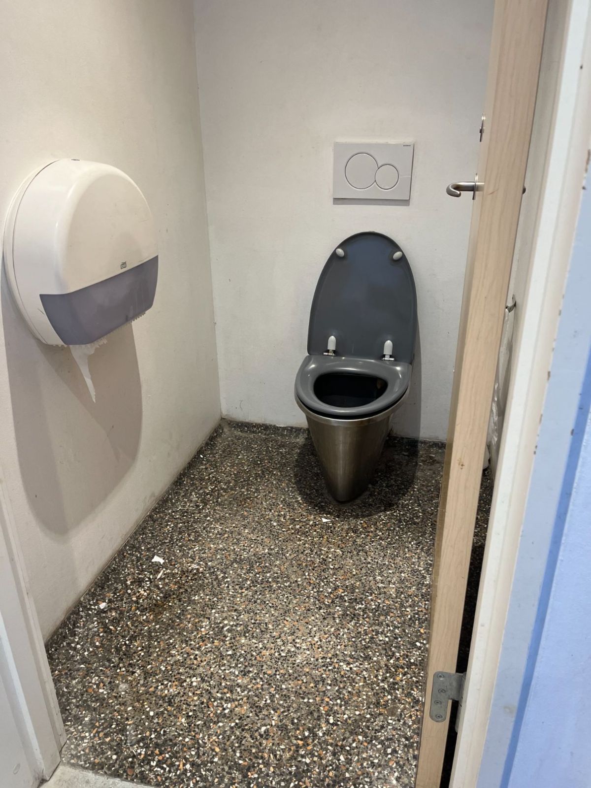 Toilet bag døren