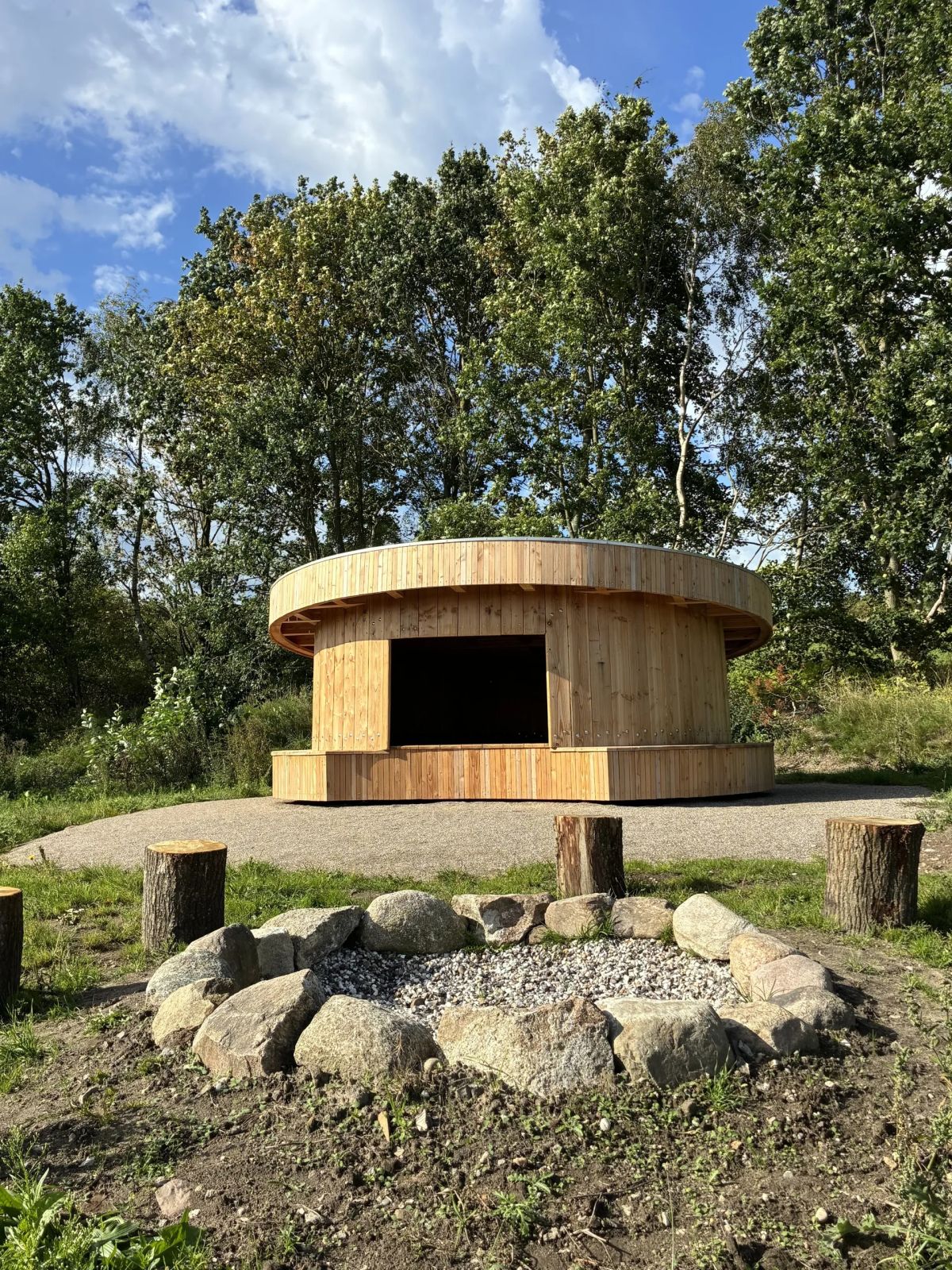 Det runde shelter med bålplads
