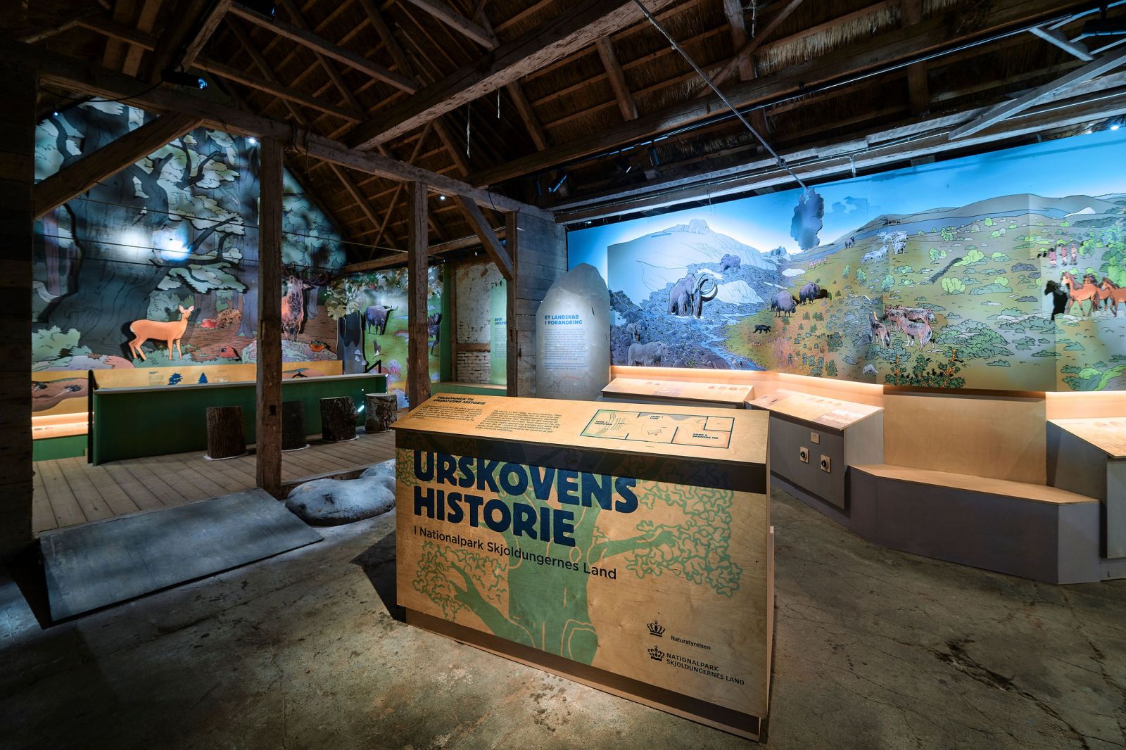 Udstillingen indefra med formidlingsplancher, trækonstruktioner fra bygningen, betongulv mm.