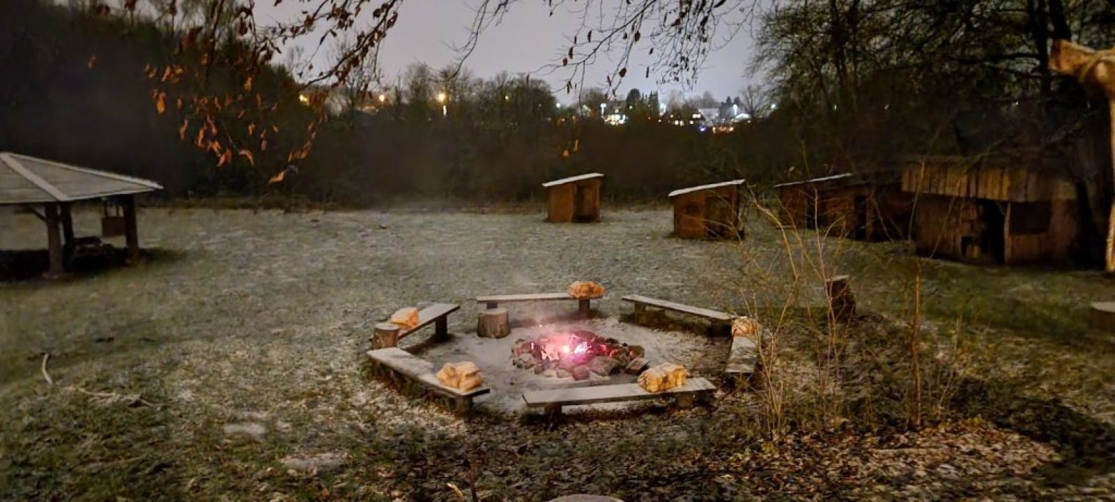 Bålplads og bålhus