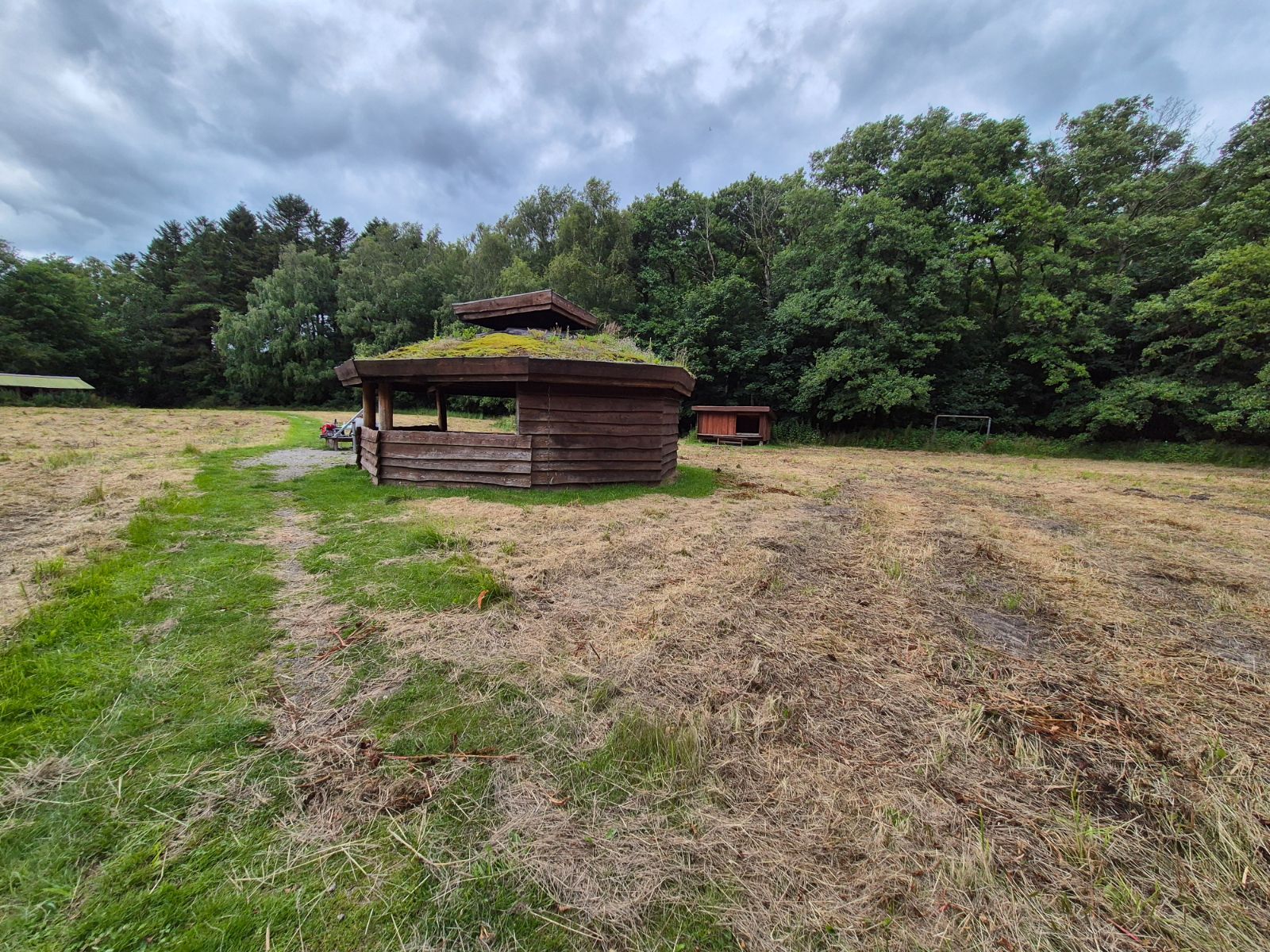 Madpakkehus og bålhytte Elling Plantage