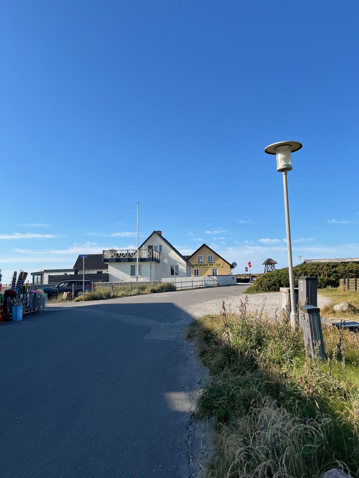 Mod klokketårnet. Underlag er asfalt. 