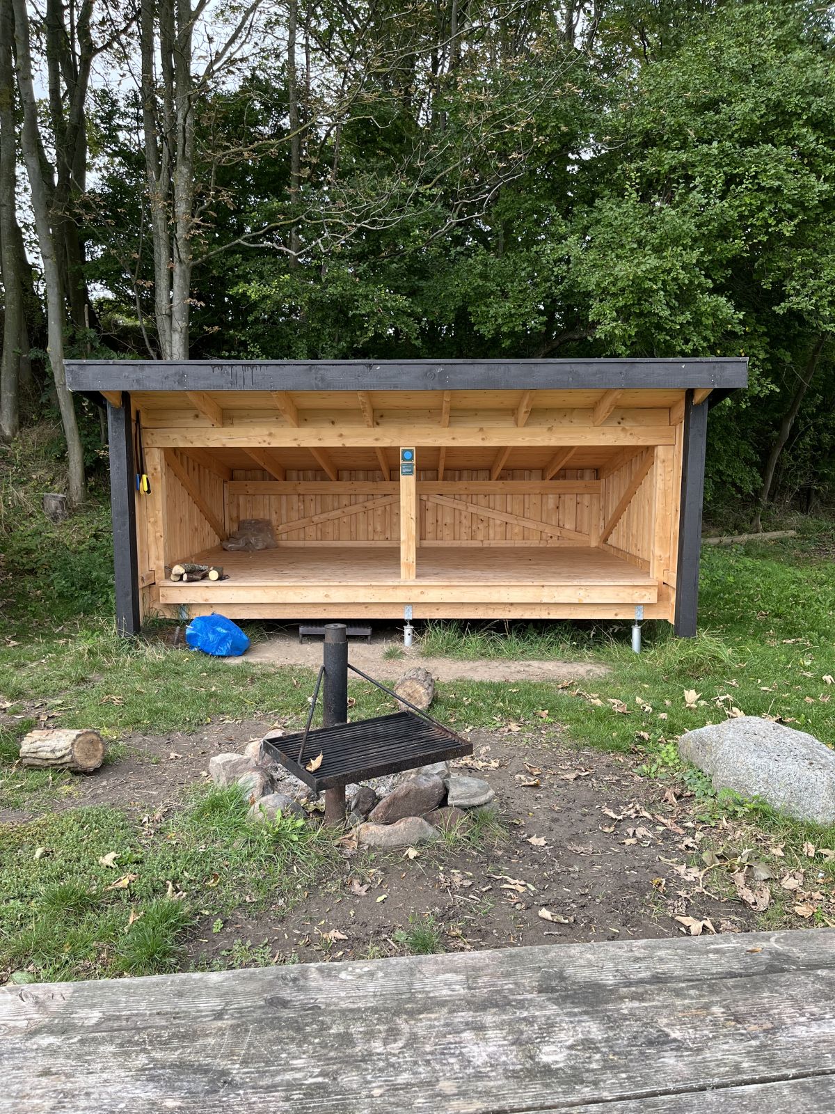 Shelter med grillsted og borde/bænke
