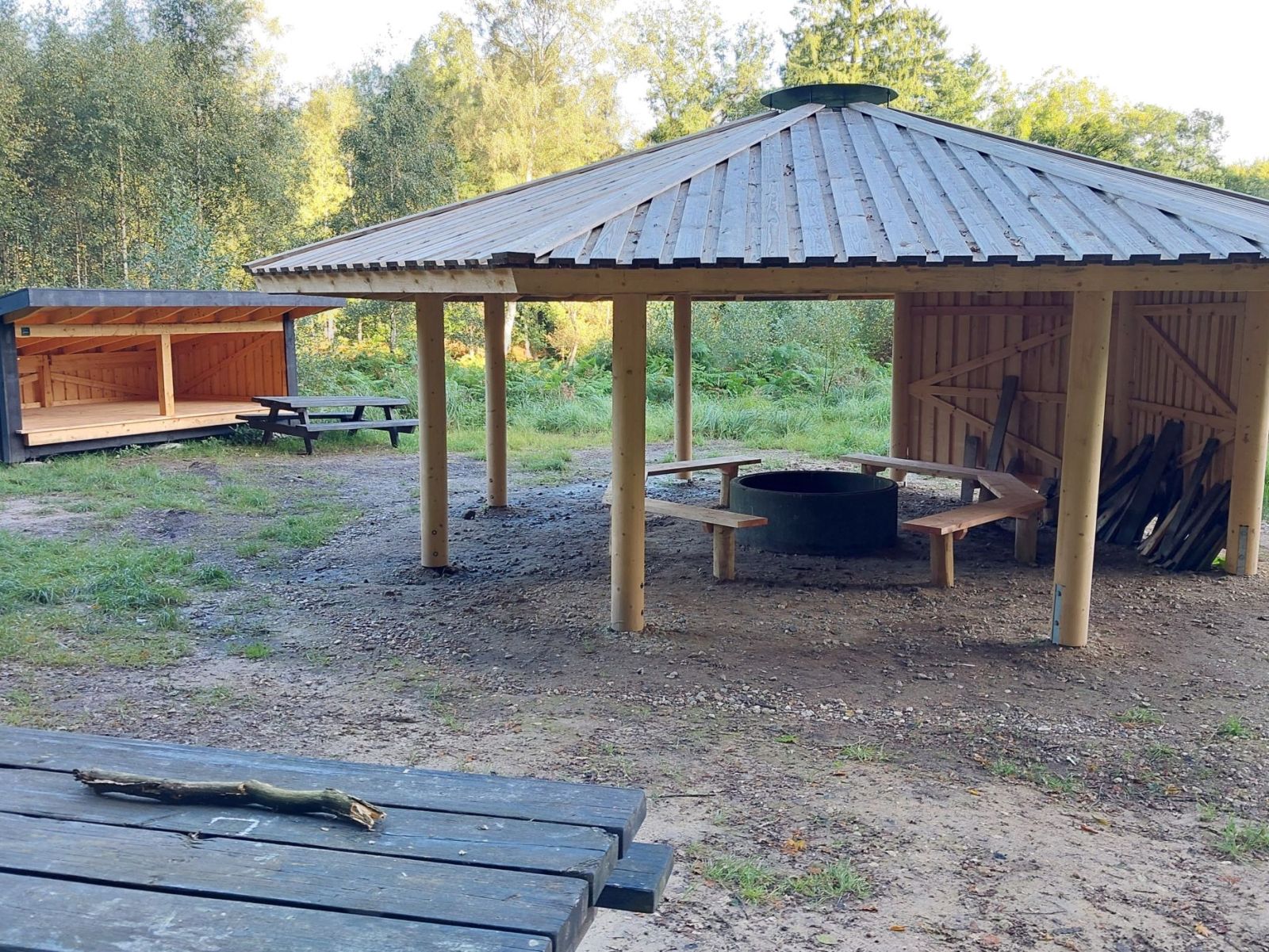 Bålplads med bænke og bålring