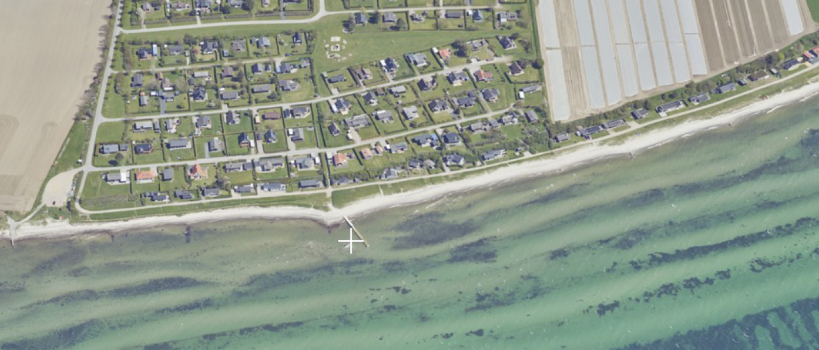 Man skal gennem ca. 15-20 m med siv og ca. 10 m sandstrand for at nå ned til vandet.