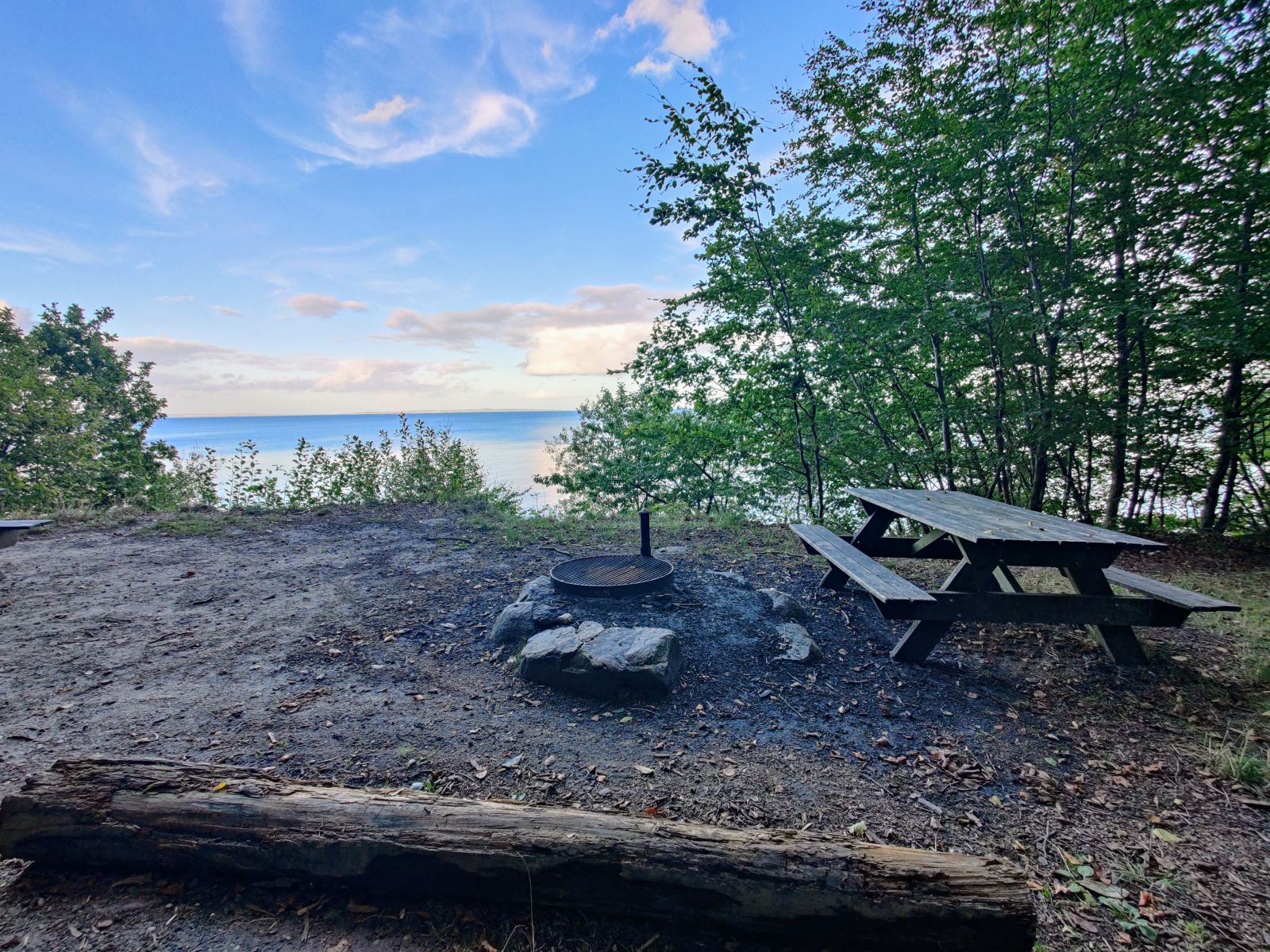 Bålplads på kanten af Fløjstrup skov med udsigt ud over vandet