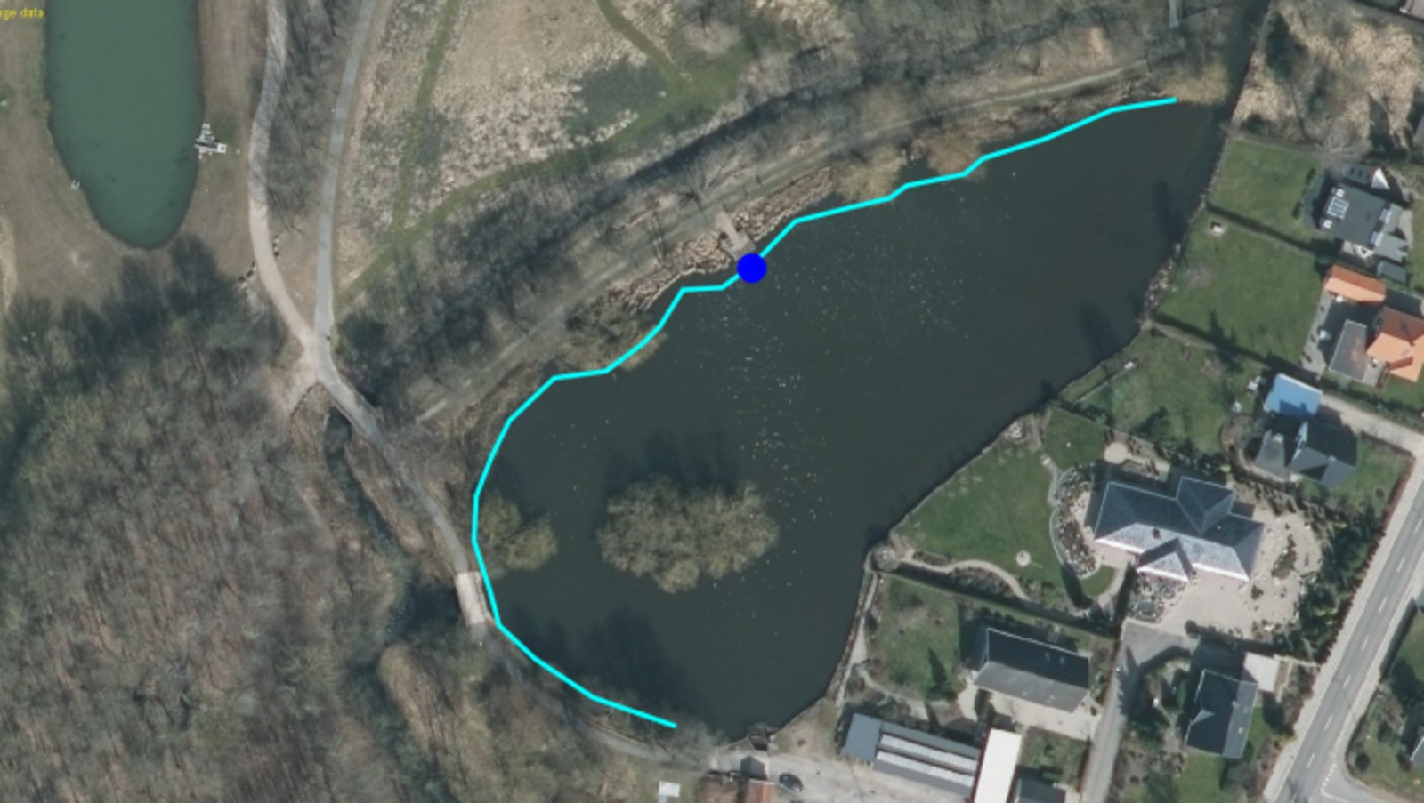 Fiskeplatformen har et lille bord og bænk. Der er en sænkning i rækværket for at lette fiskeri fra rullestol. Der er adgang direkte ud på platformen fra grusstien langs søen.
