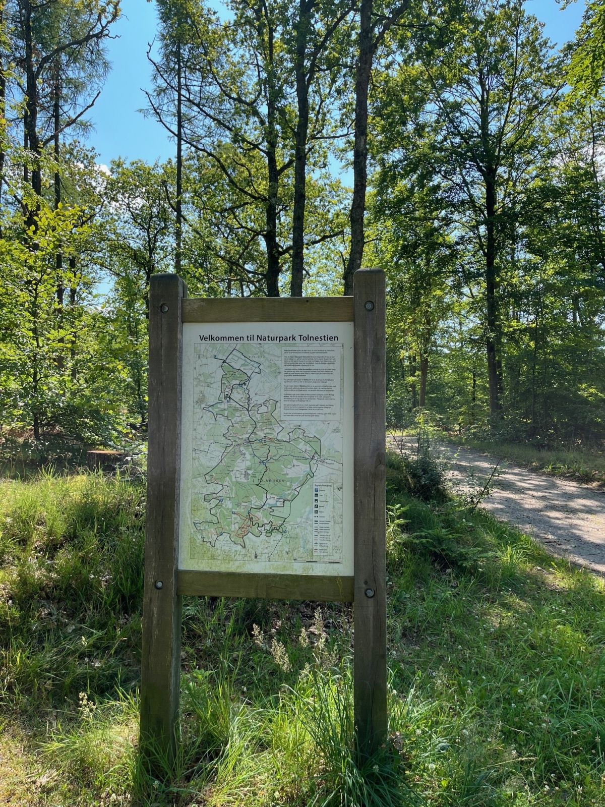 Informationstavle med kort over område. 