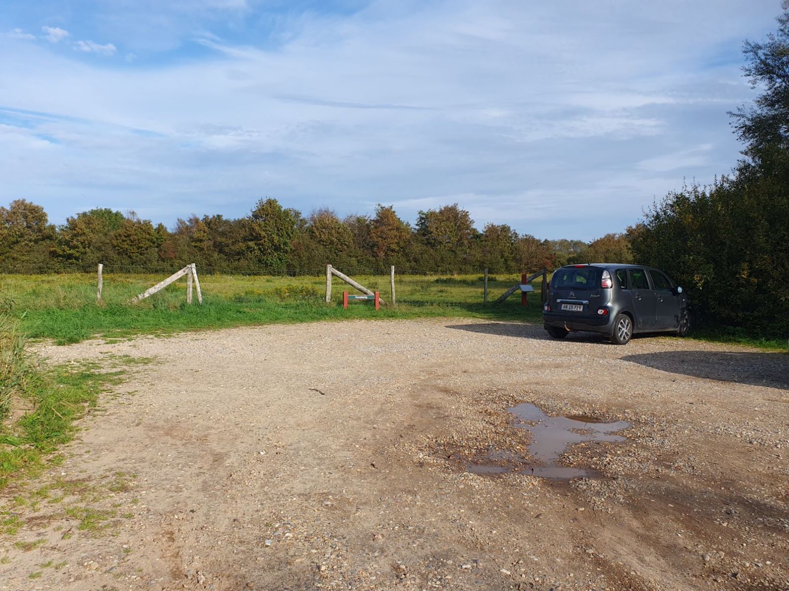 Parkeringspladsens belægning er af grus