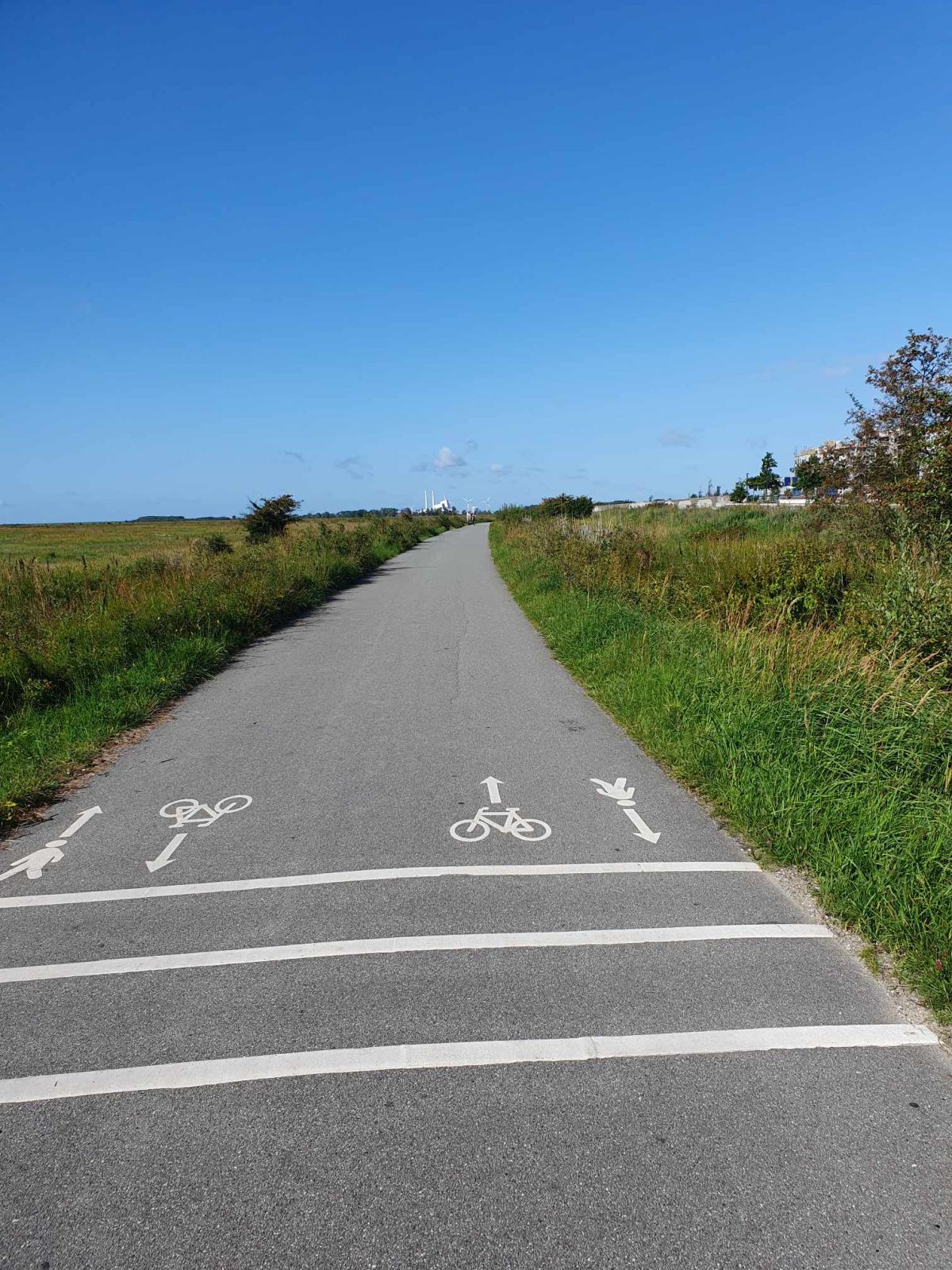 Rutens primære belægning er af asfalt. Cyklister og gående færdes i begge retninger på ruten. Figurer på asfalten anviser, hvor man skal placere sig for at undgå sammenstød.