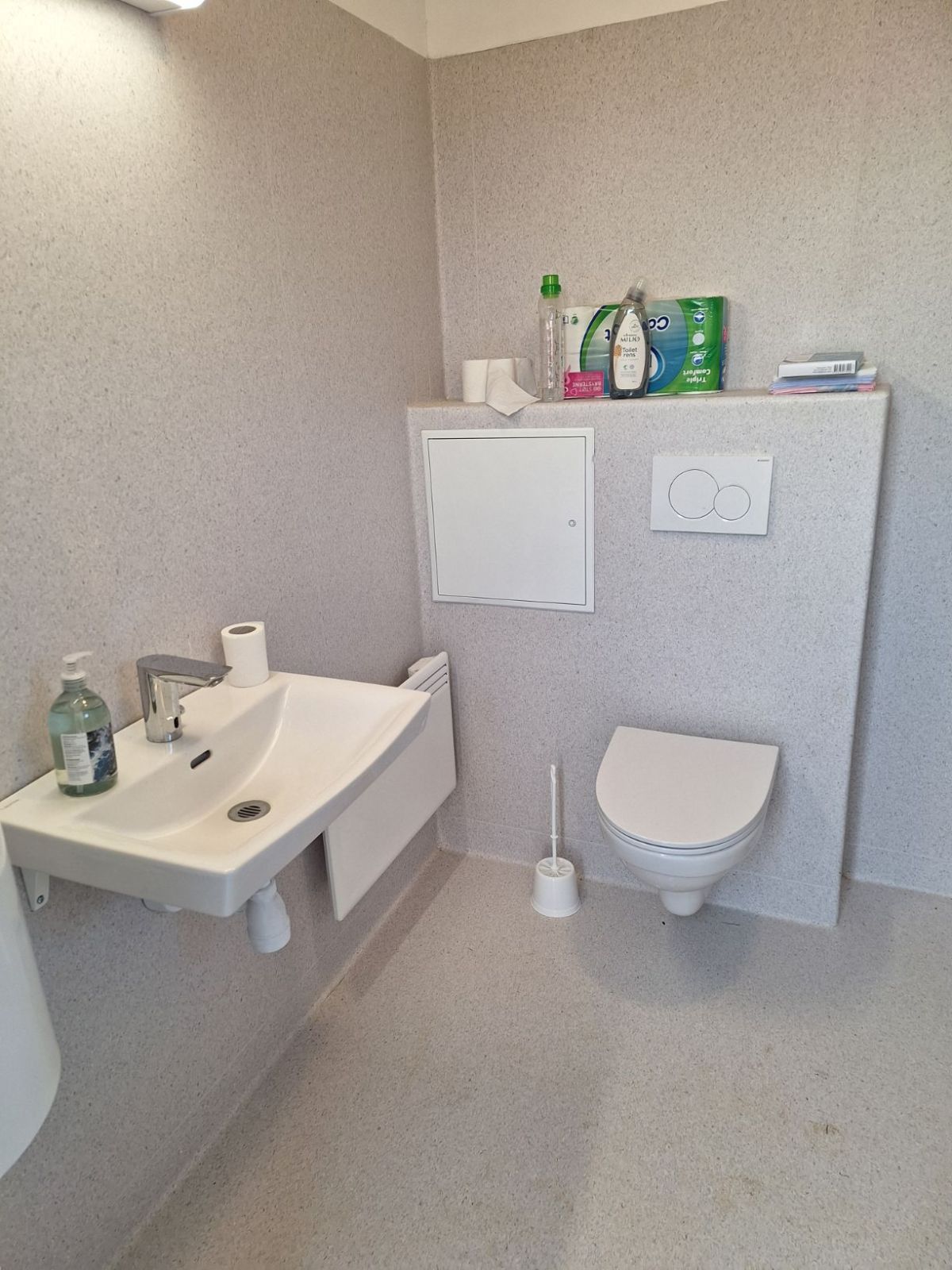 Billedet viser det toilettet indvendigt