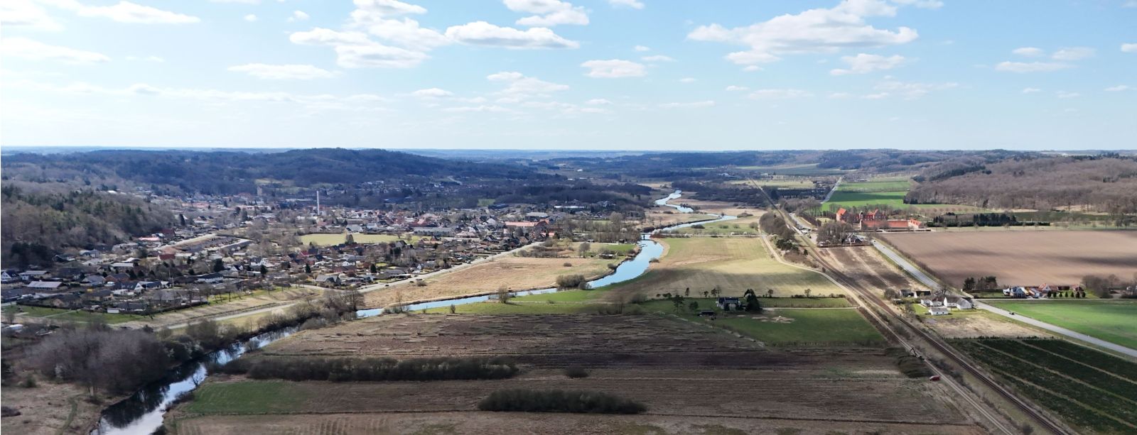 Dronefoto af Gudenåen ved Ulstrup