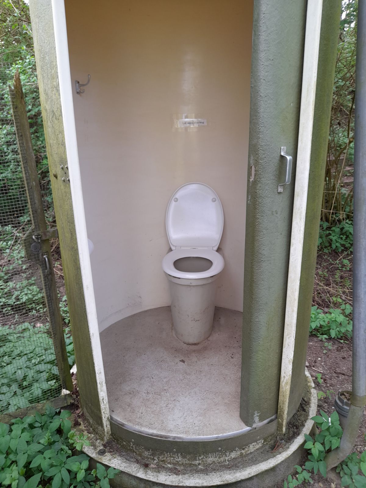 Toilettet med åben dør. 