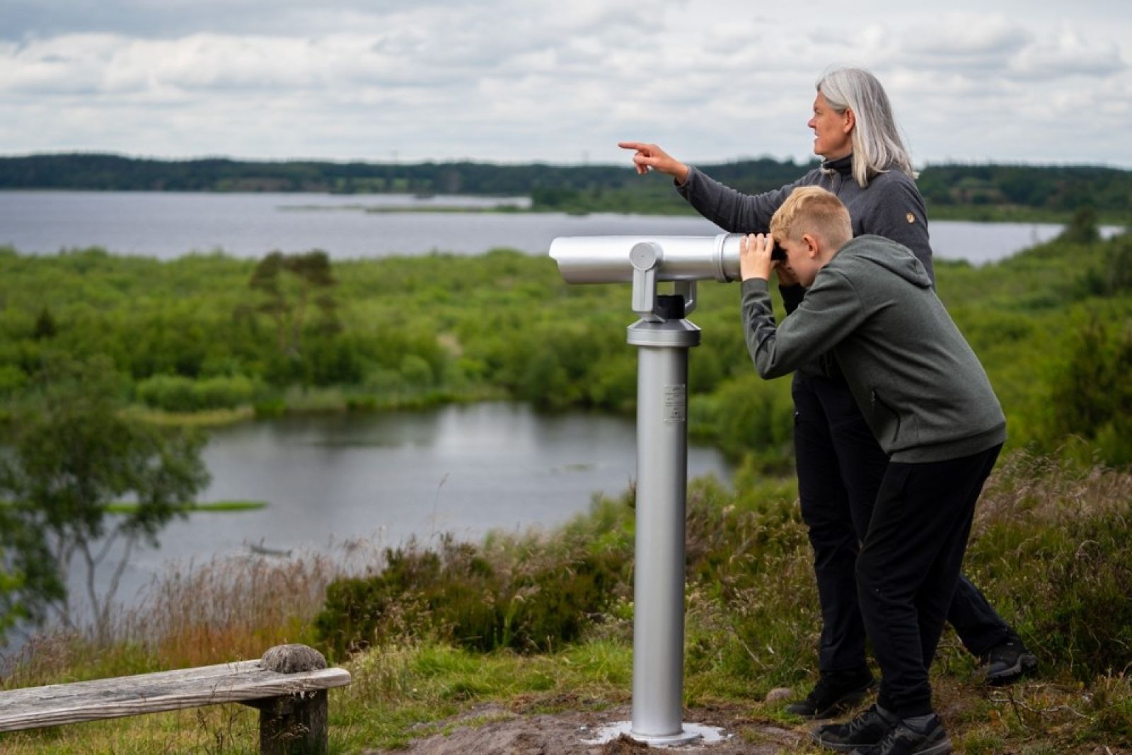 Kig ud over Bølling Sø gennem kikkerten