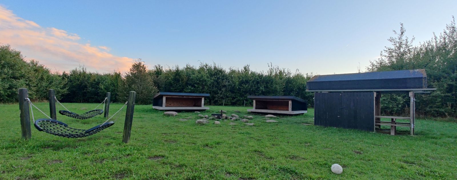 Shelterplads v Åbo skov med plads til hængekøjer og telte