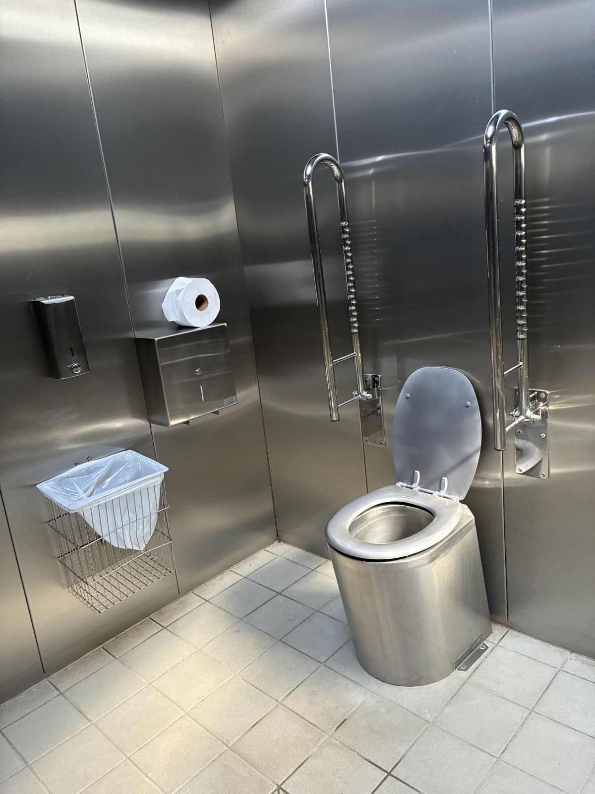 toilet med håndtag til handicappede