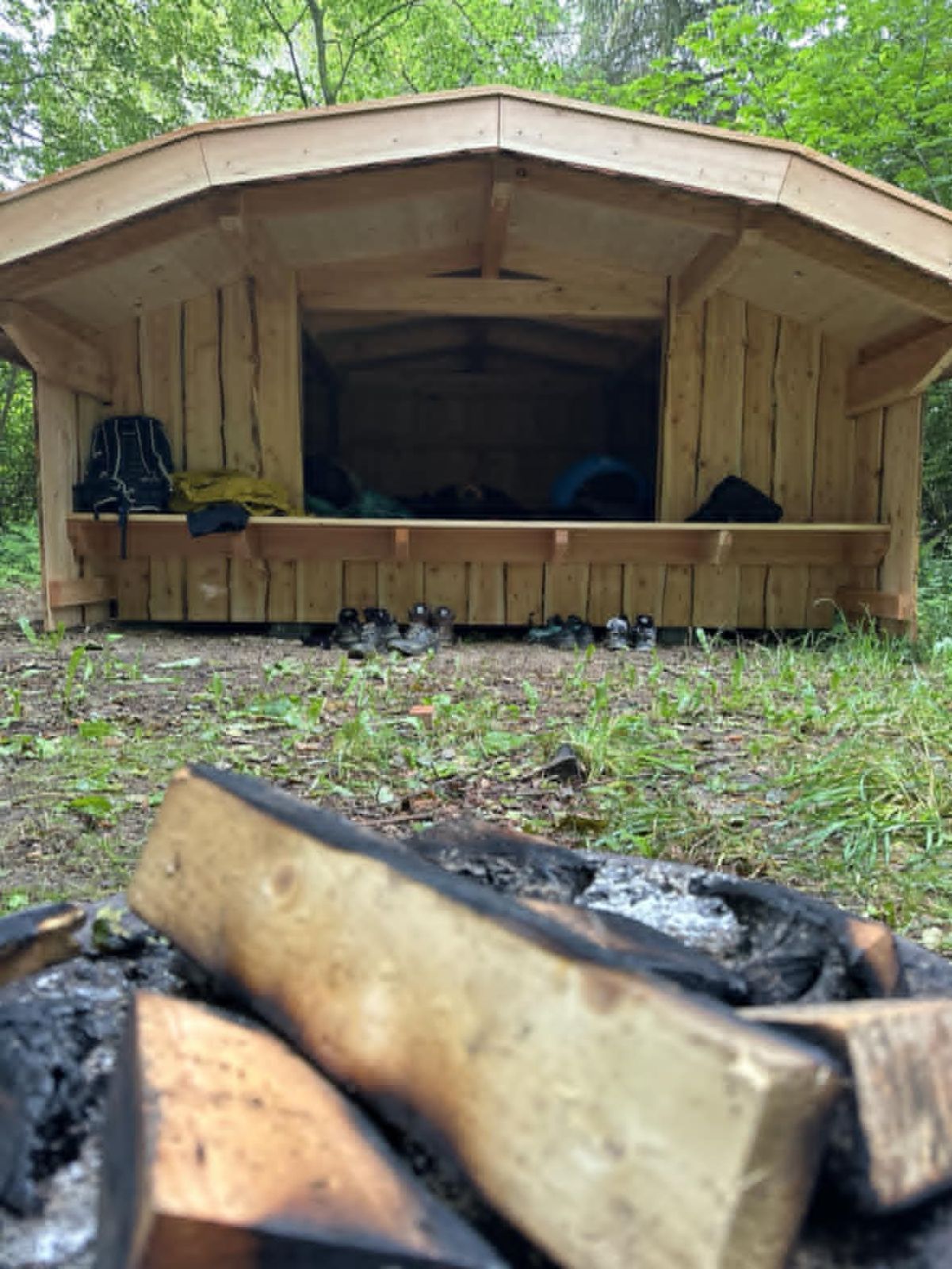 Shelter ved spejderhytten i Nr. Lyndelse med bålplads i forgrunden