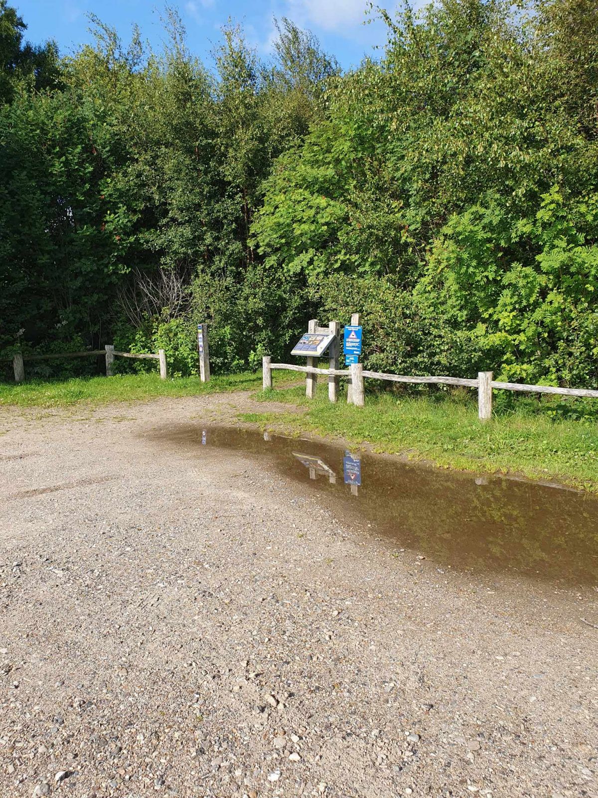 Parkeringspladsens belægning er af grus 