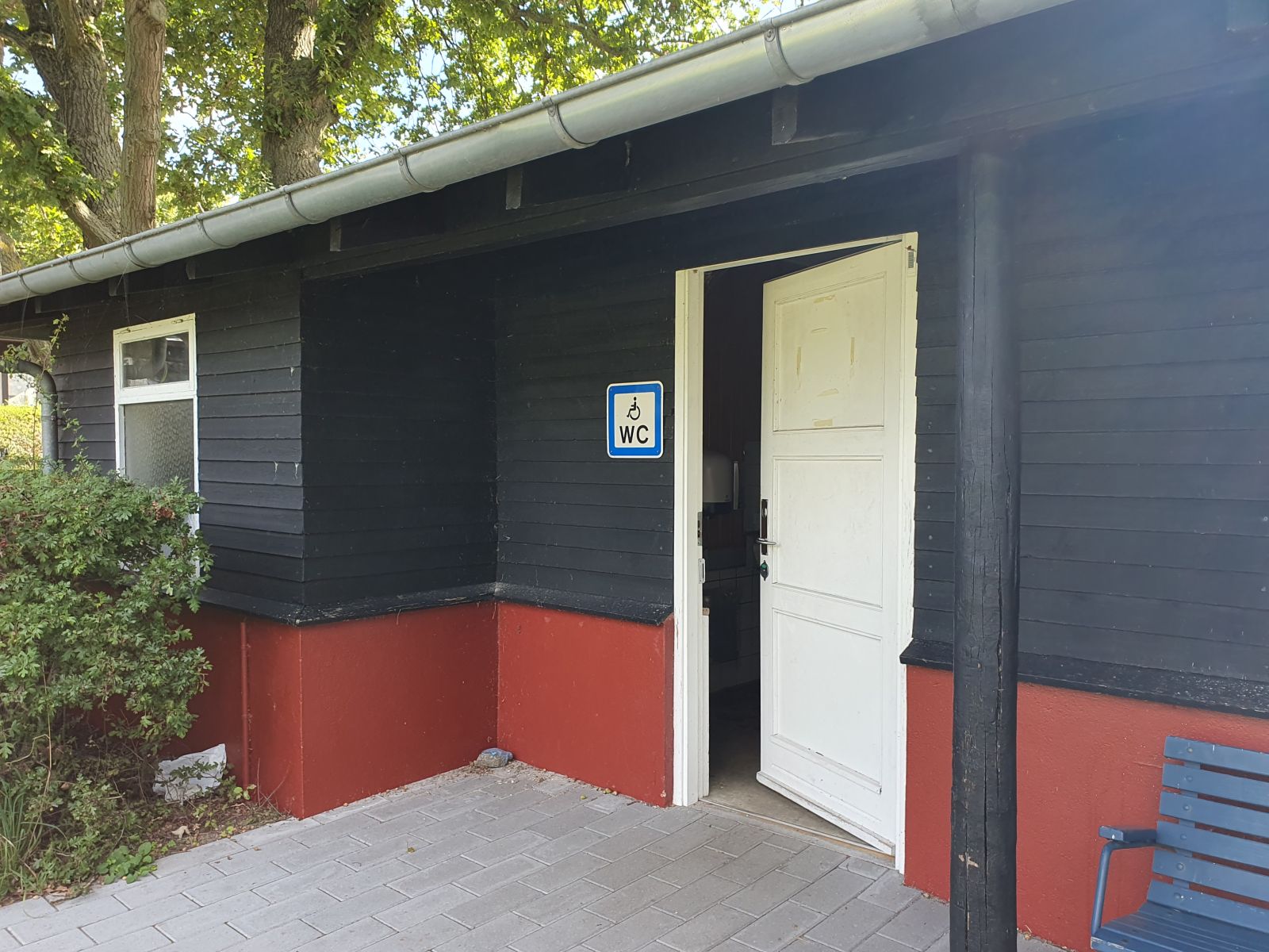 Indgang til handicaptoilet på vestsiden.