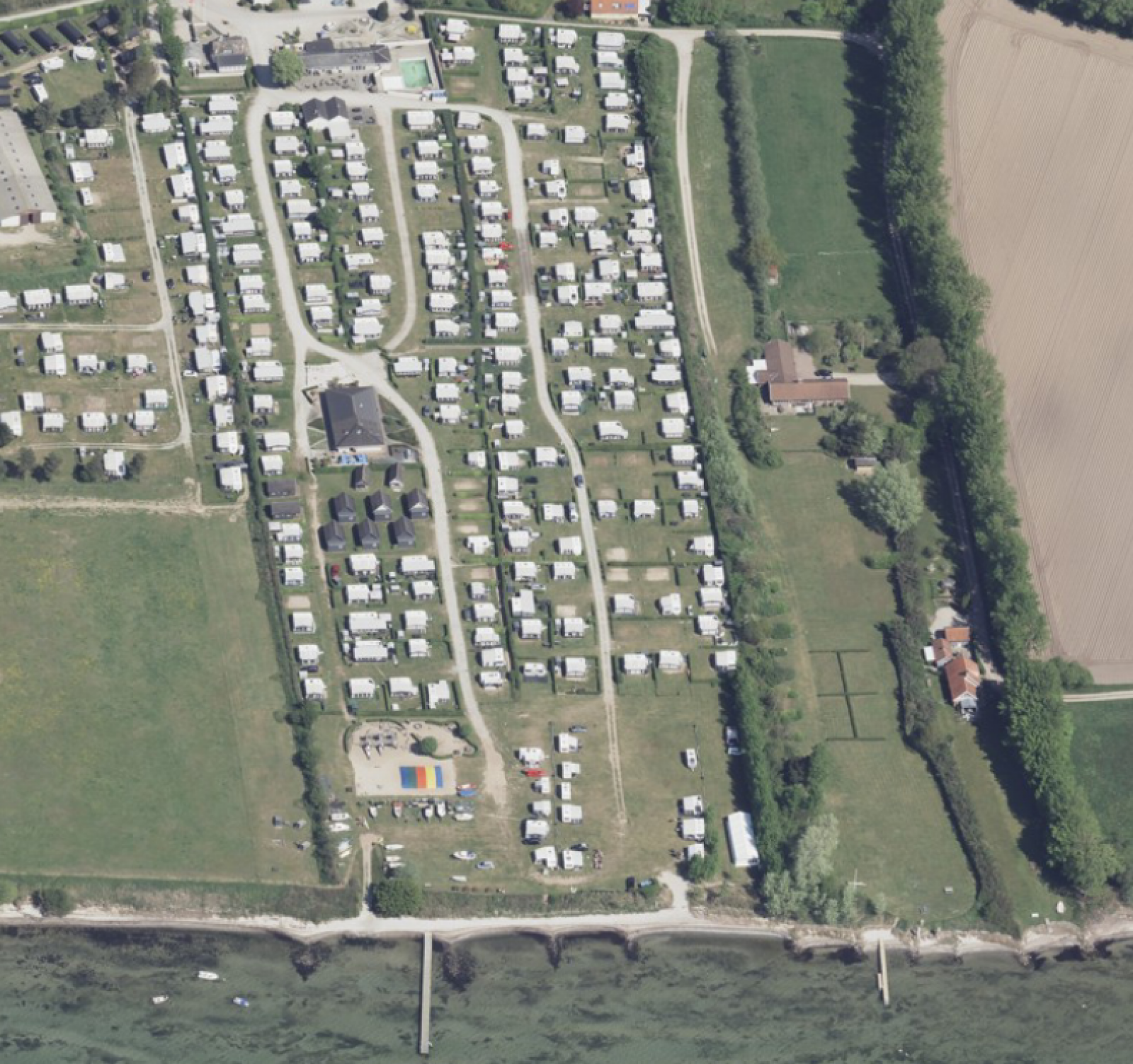 Det offentlige fritidsområde er bevokset med græs. Fra P-pladsen er der ca. 175 m ned til stranden.