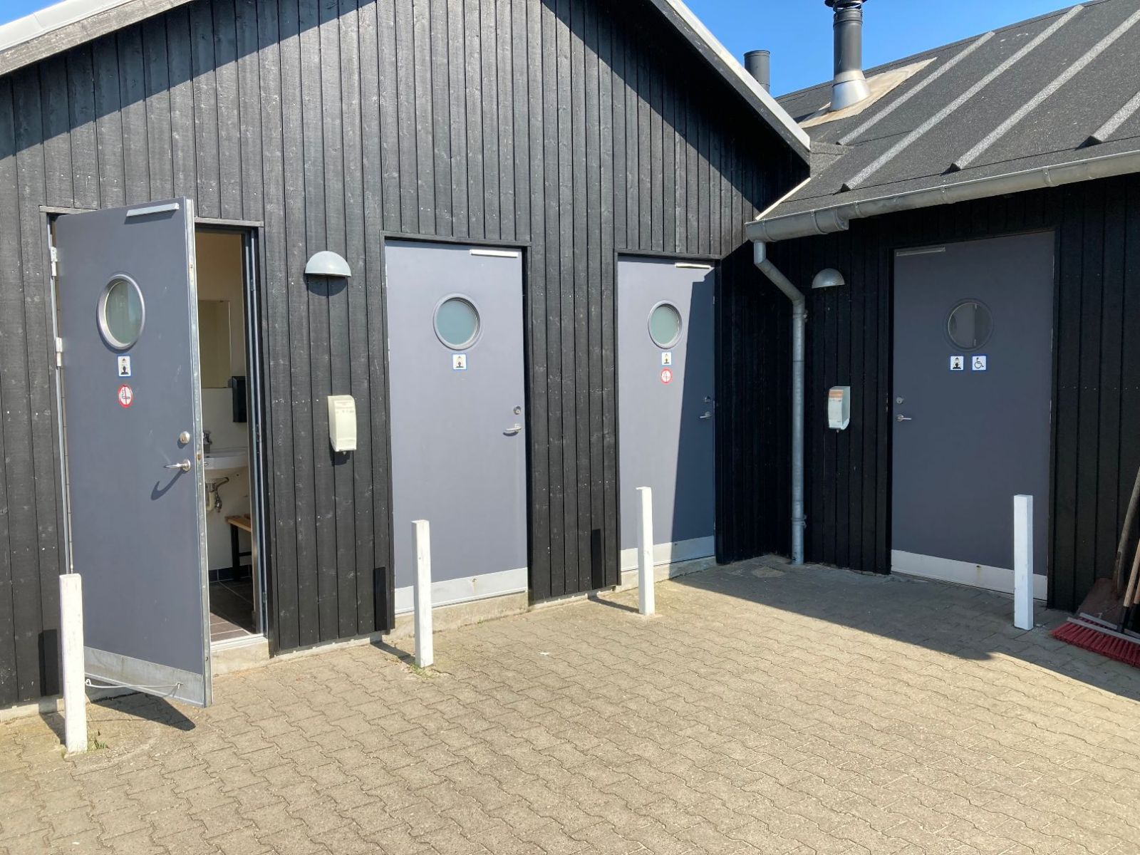 Der er flere toiletter der er egnede som handicaptoilet. Der er også indrettet et baderum for handicappede (mod betaling). Alle toiletter har adgang ud til flisebelagt område.