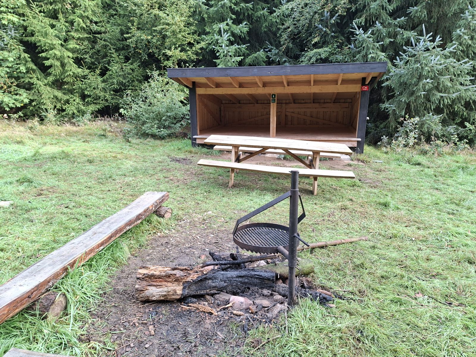 bålplads med grill ved shelter 1
