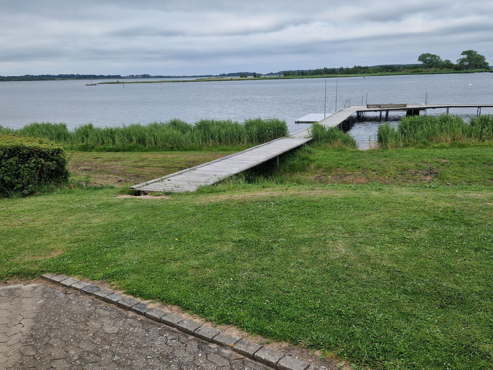 Fiskeplatform og krible/krablebro ved Hestehovedet set fra land mod vandet
