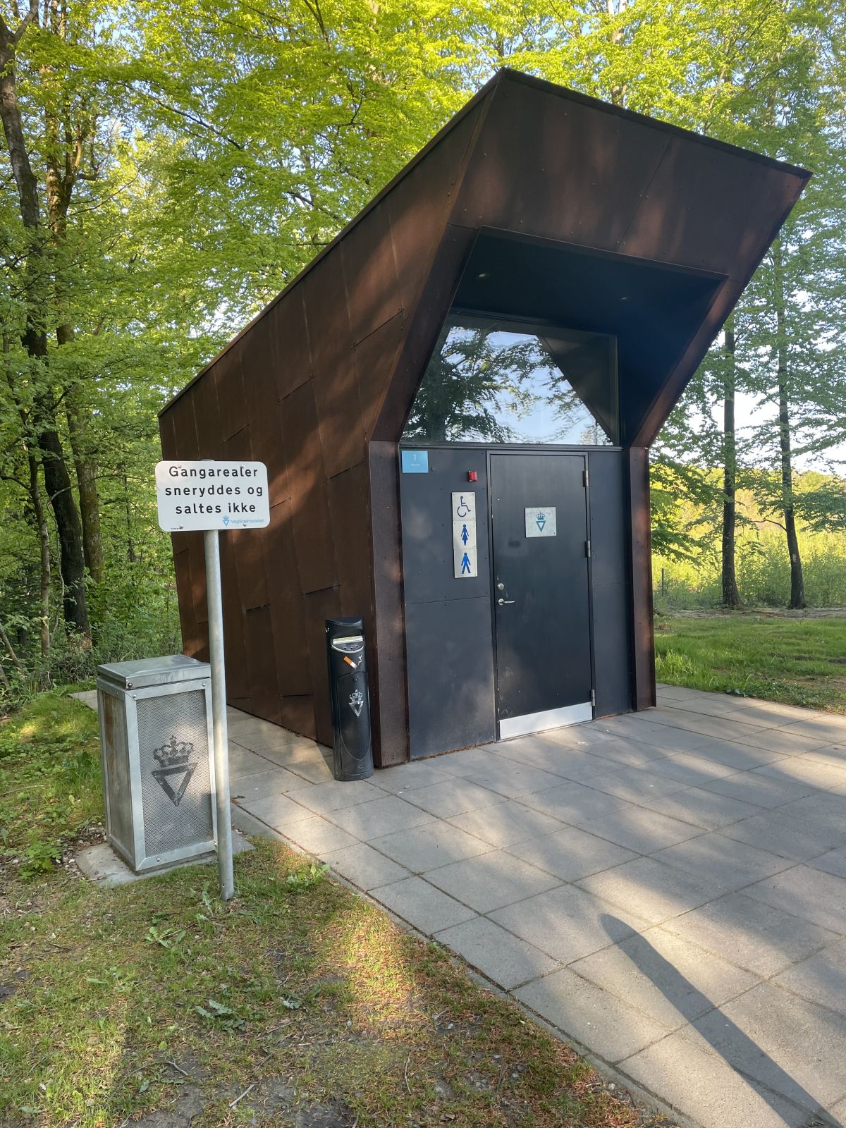 Toilet og drikkevand findes på rasteplads ved Legindvejlebroen/A26. 