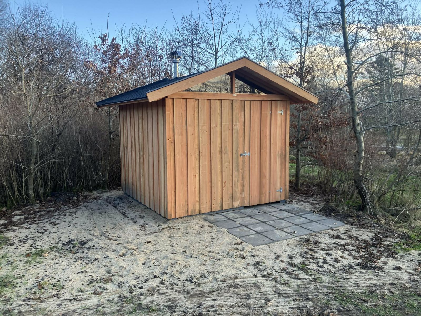 Handicap venlig toiletbygning. Det er et muld toilet.
