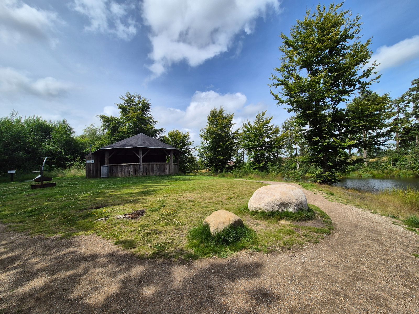 Madpakkehuset ved Gybels Plantage med udsigt over søen