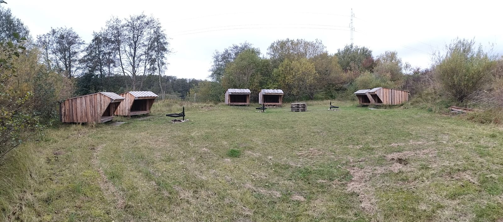 Billede over shelterpladsen med de 6 shelters